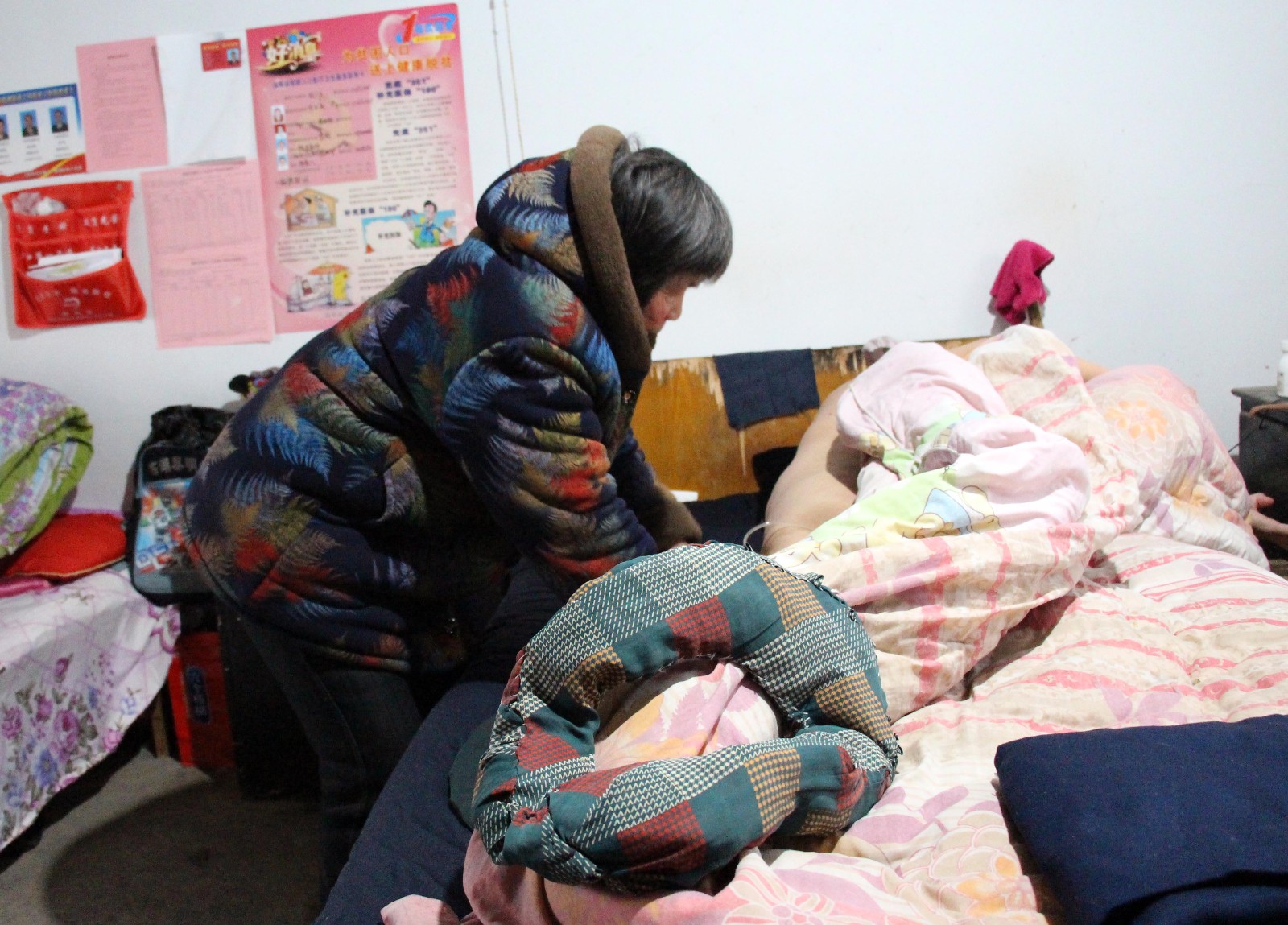 他瘫痪在床十几年,身体被捂烂,妻子自制通风坐垫让人感动