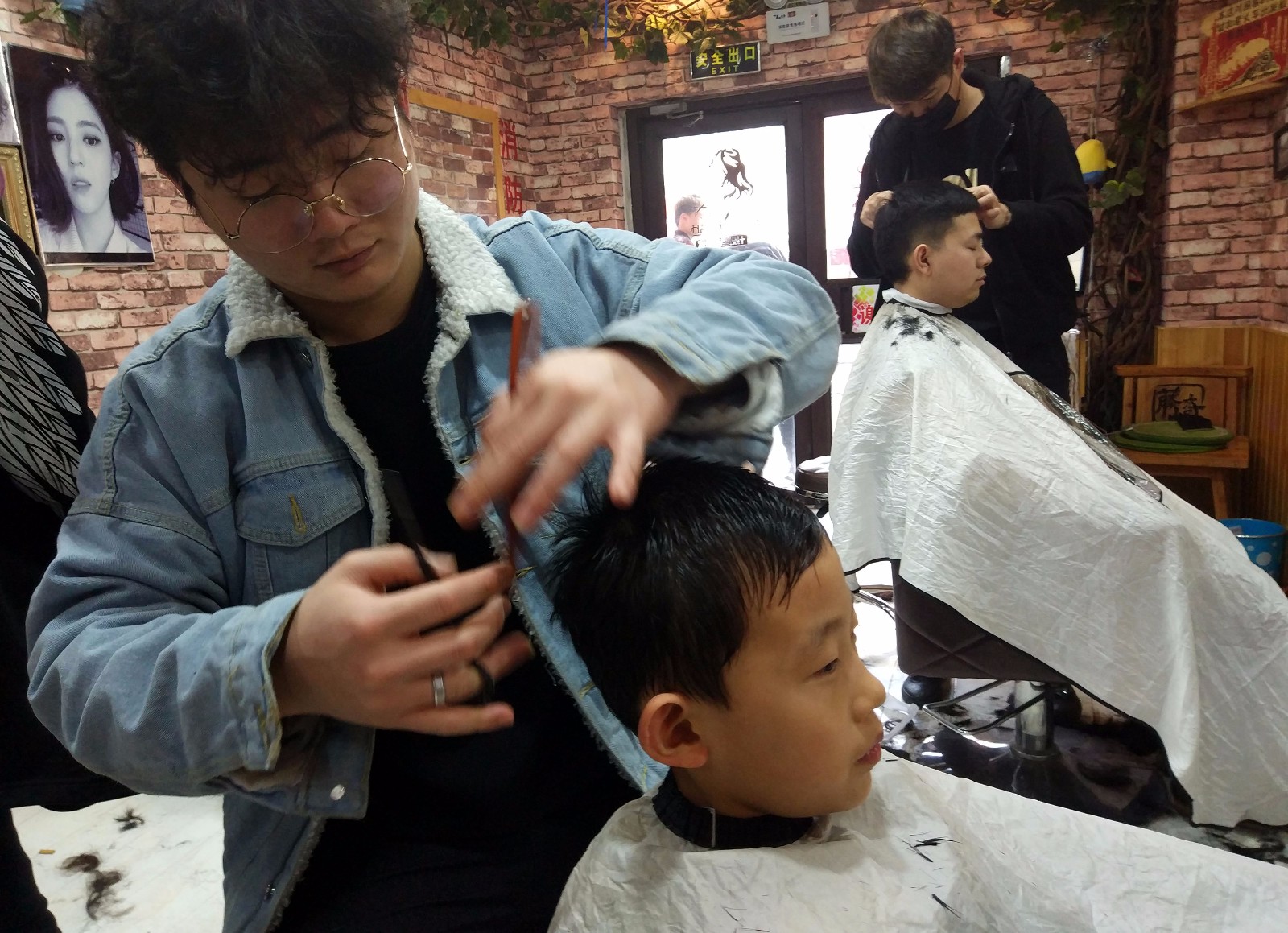 "理发过年"习俗忙坏发型师:"一天只吃一顿饭"