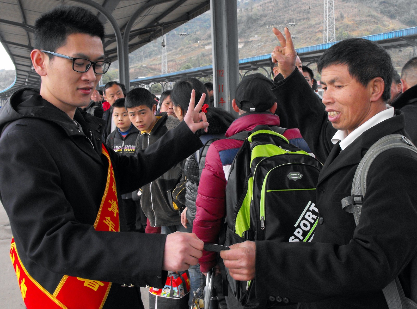 手语服务聋哑旅客 尽显迷人风采