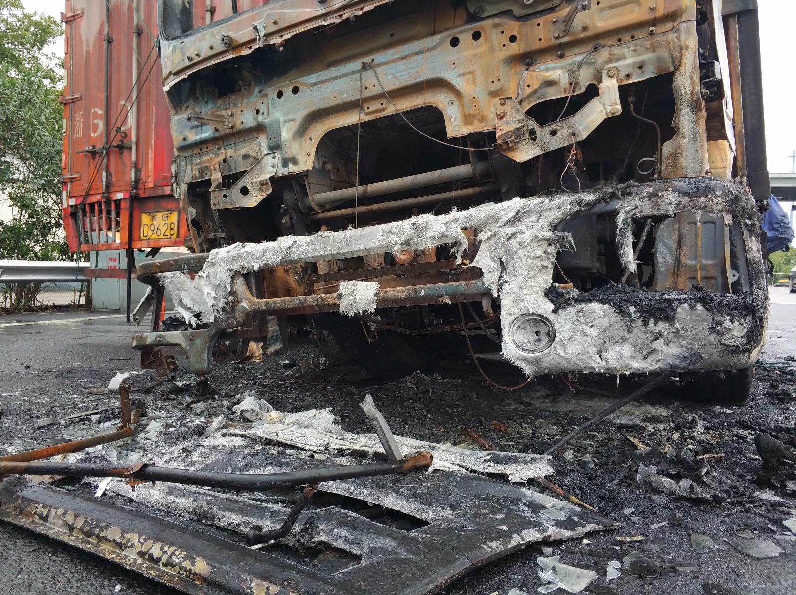 货车在收费站起火 车头被烧的精光