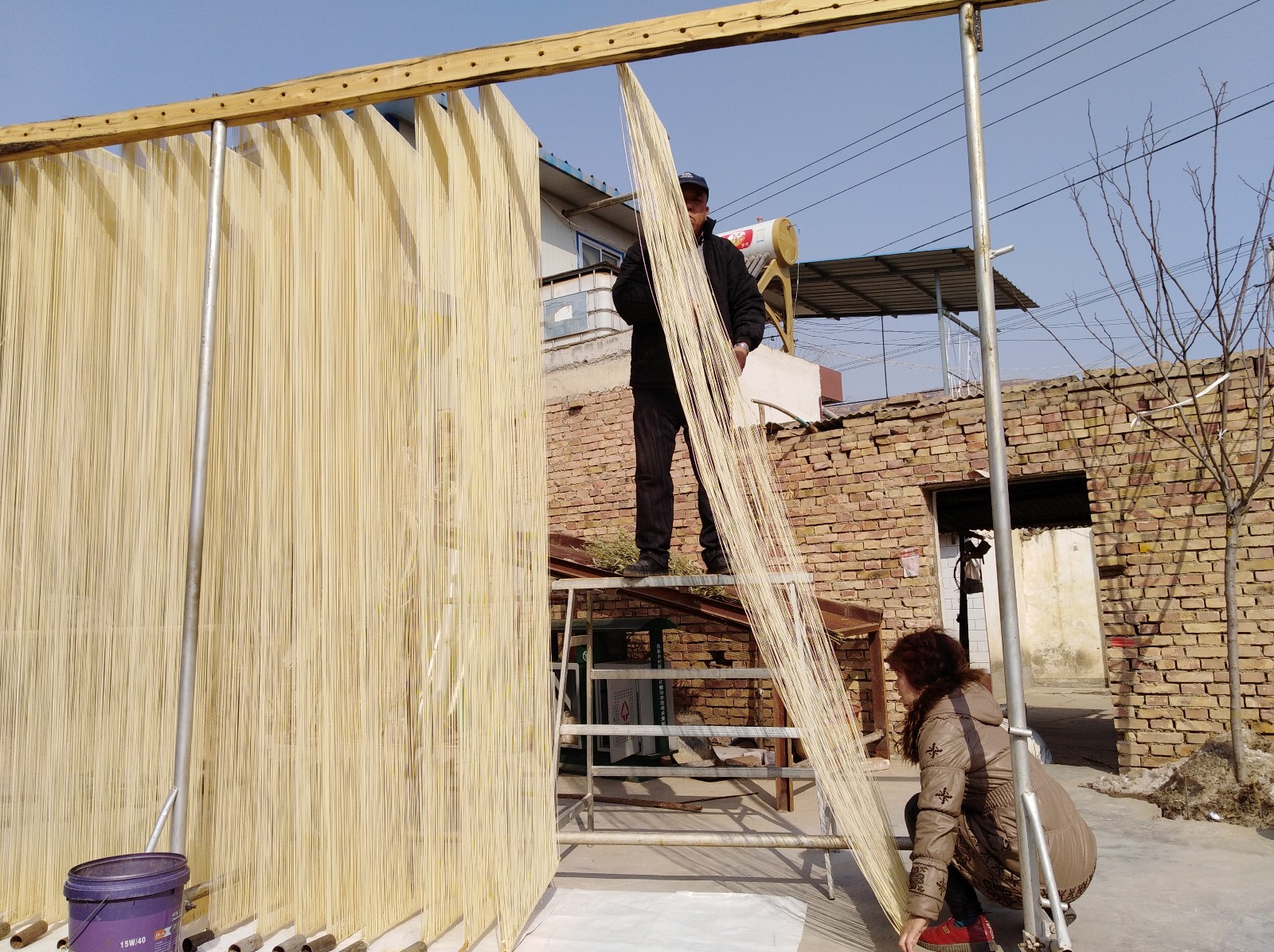 天水黄家庄家家挂挂面,成为腊月农村一道美丽风景