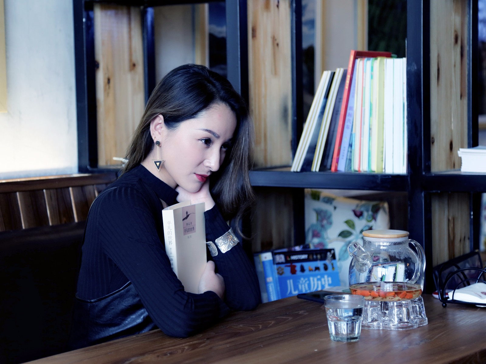 咖啡馆里的读书女郎