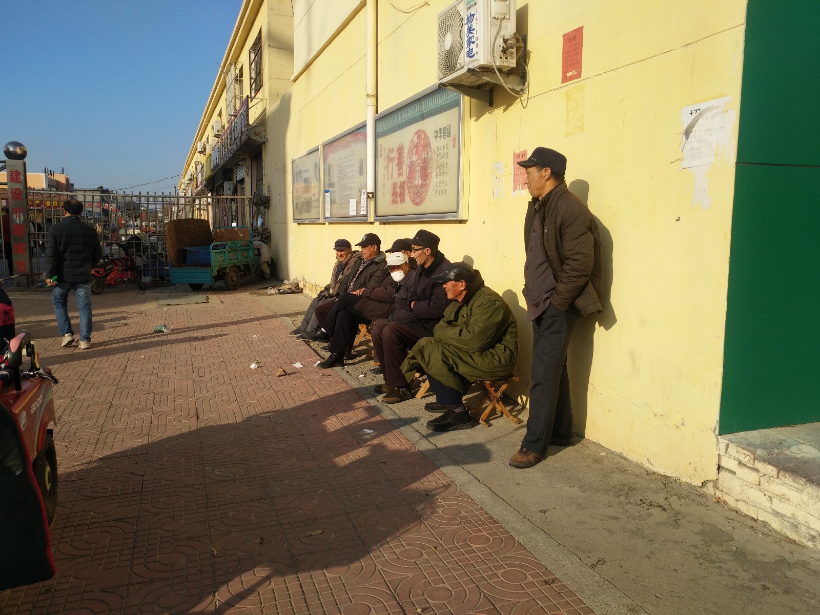 人老了 冬日约老友晒太阳聊人生才是福