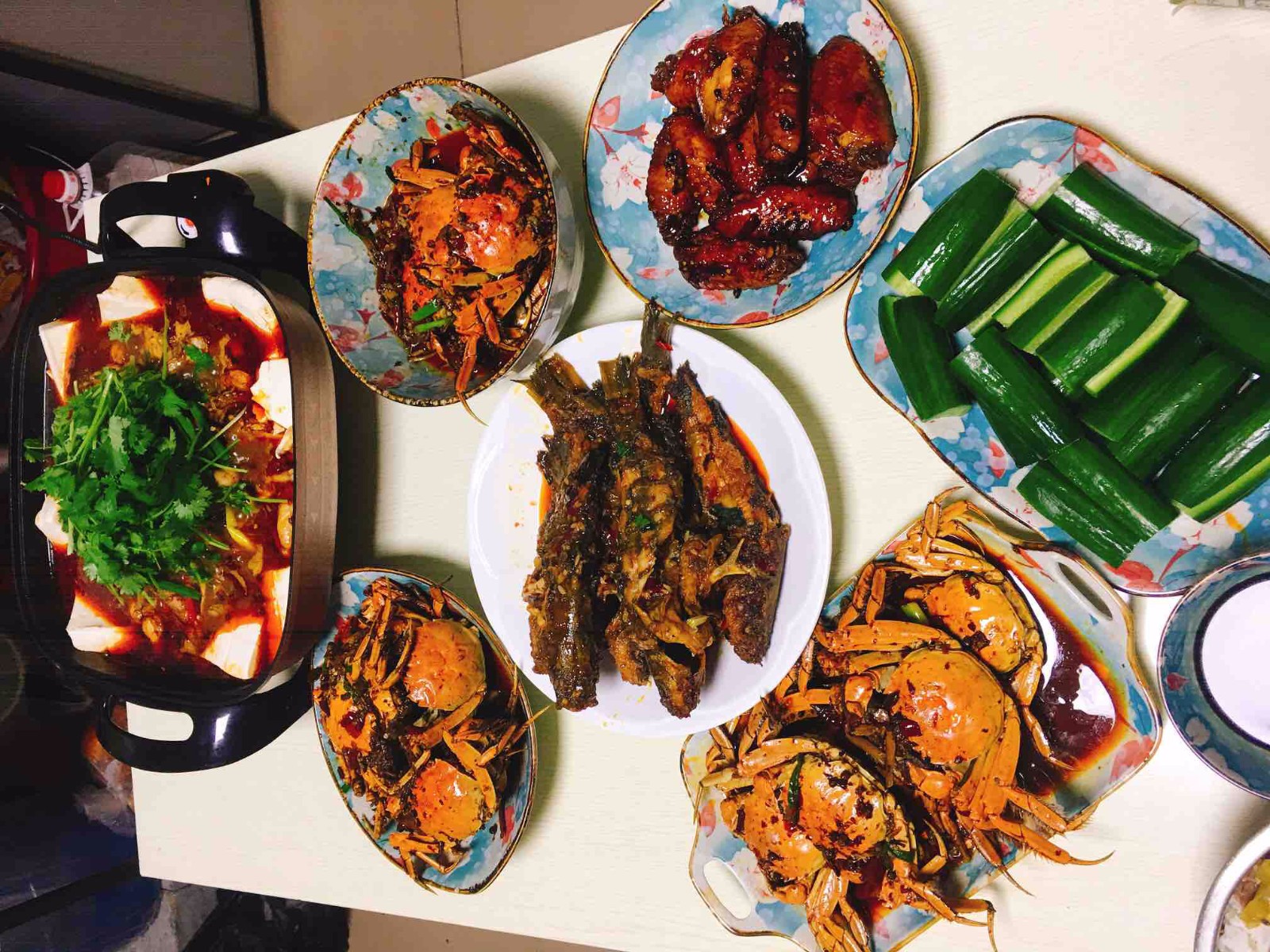 喜欢做美食也是一种享受,看着满满一桌子的食物,也是很开心的_新浪