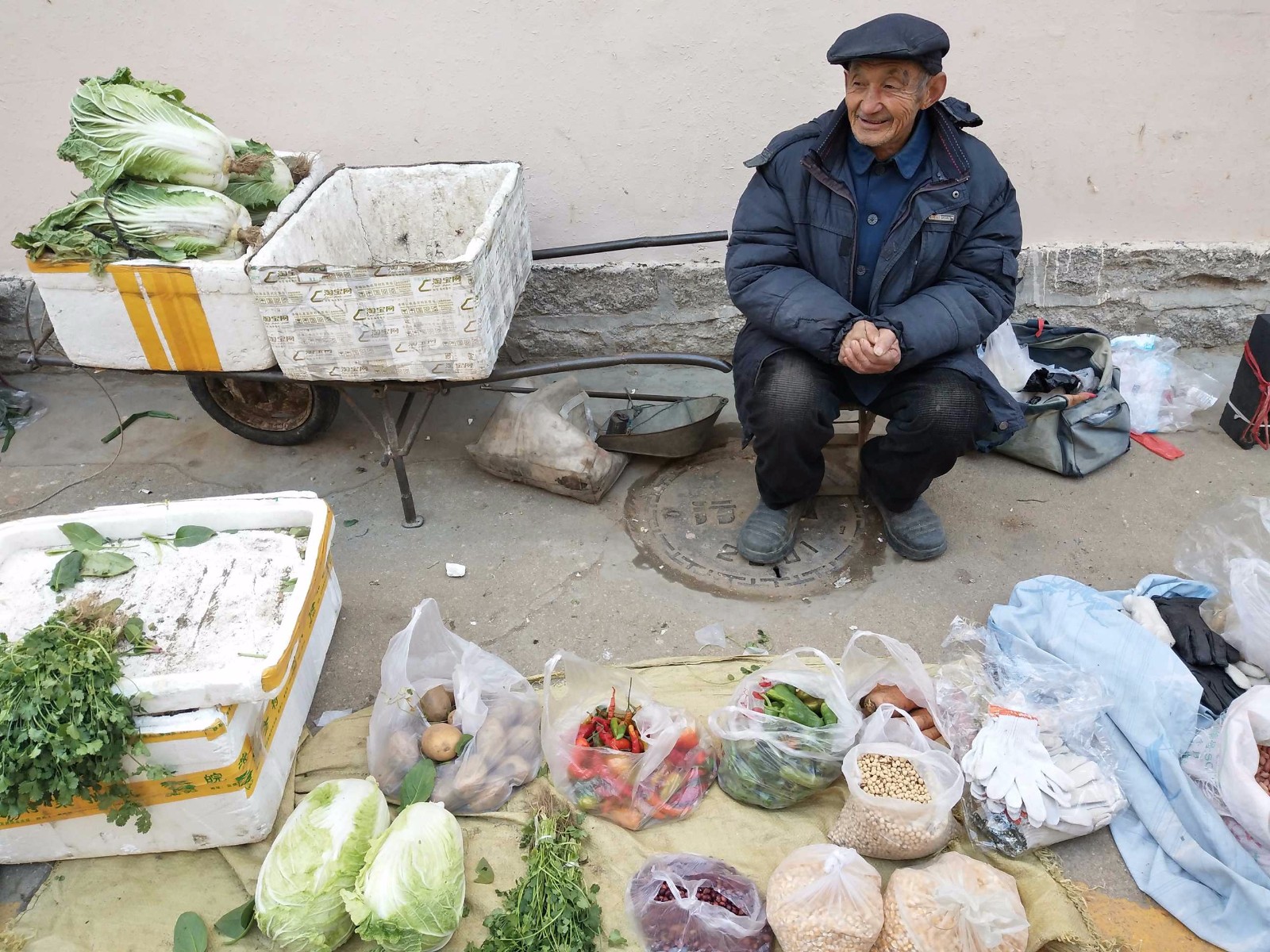 菜市场老人卖菜照片图片