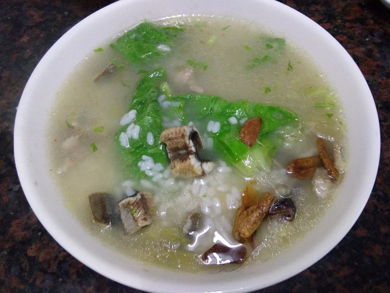 黄鳝鱼粥,这是广东特色小吃之一,在广东的大街小巷,除了随处可见的