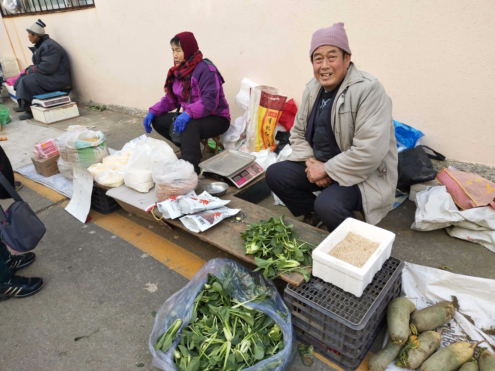 一组冬日农村大集古稀老人卖菜图看到最后几张泪奔了