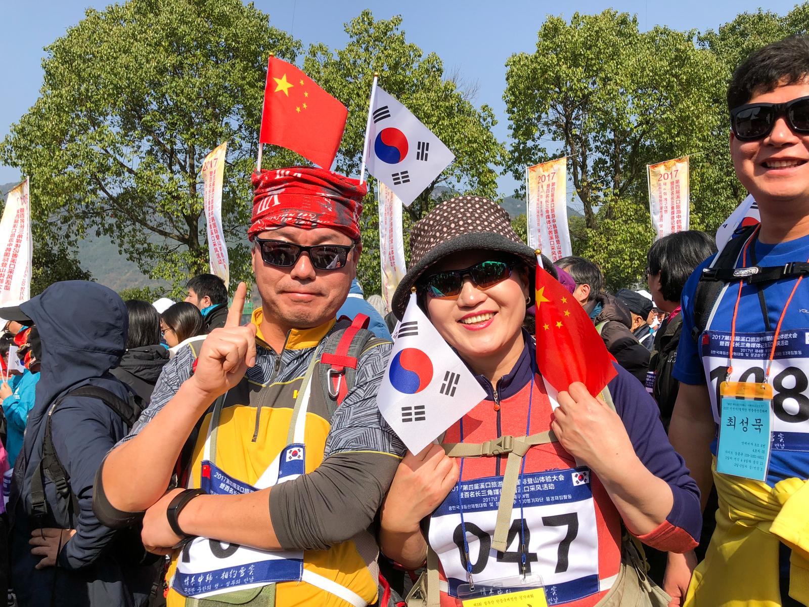 韩国欧巴来中国旅游 看到农村的野果子立马秀恩爱连说好吃