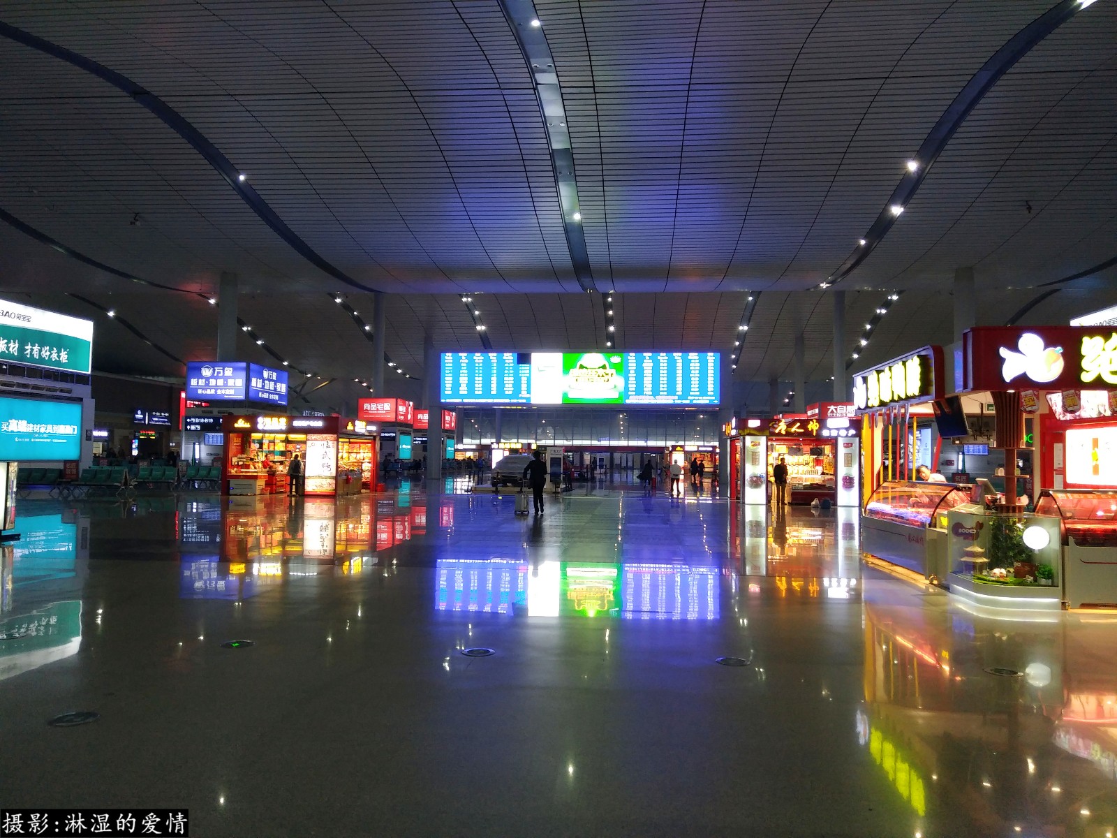 长沙南站高铁火车站候车室实拍早上8点已全是匆匆赶路的人