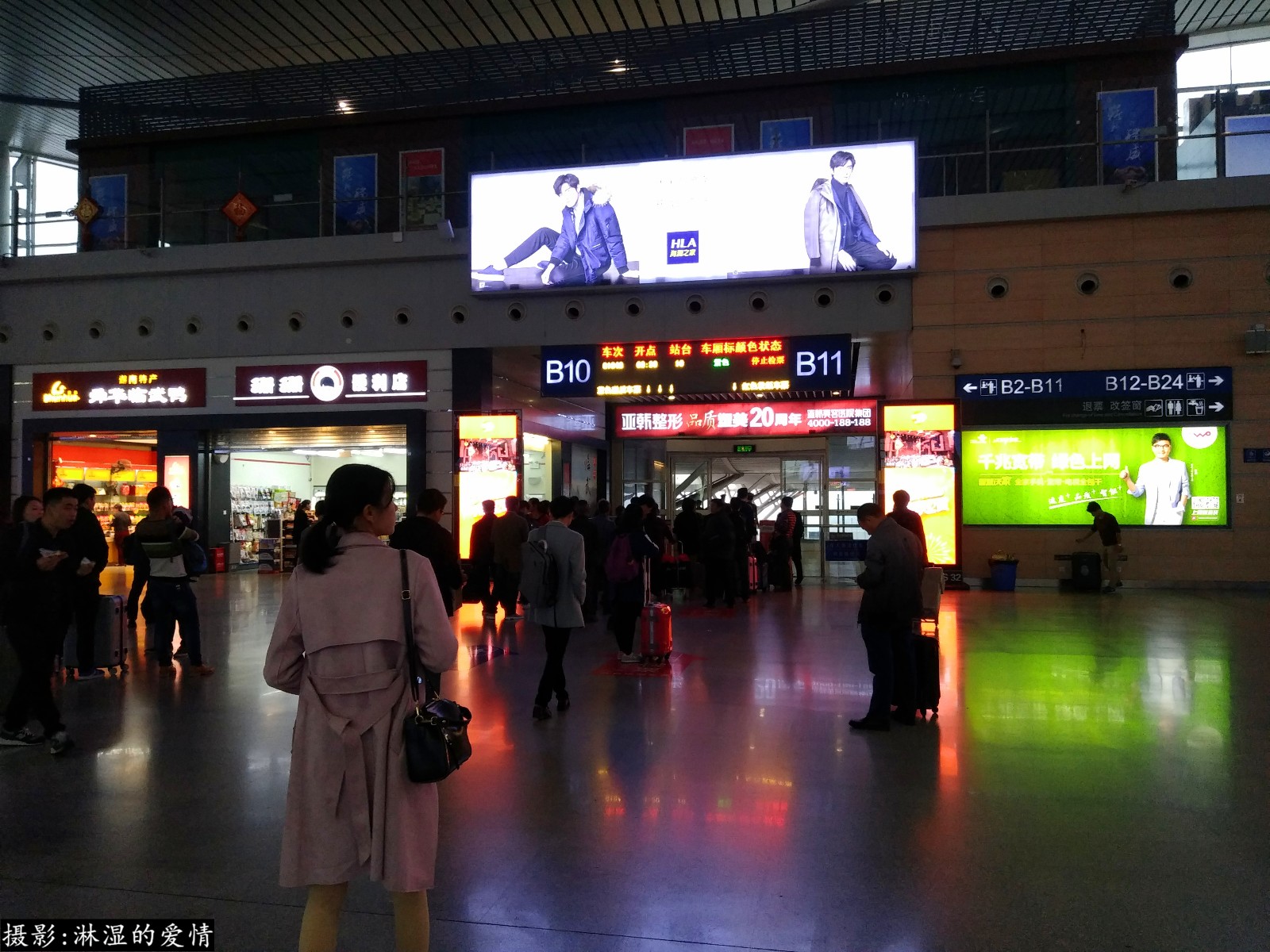 长沙南站高铁火车站候车室实拍早上8点已全是匆匆赶路的人