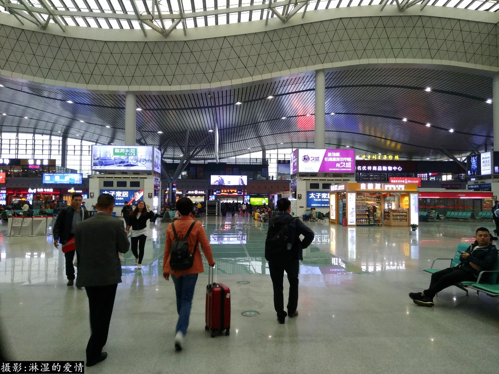 长沙南站(高铁火车站)候车室实拍:早上8点已全是匆匆赶路的人