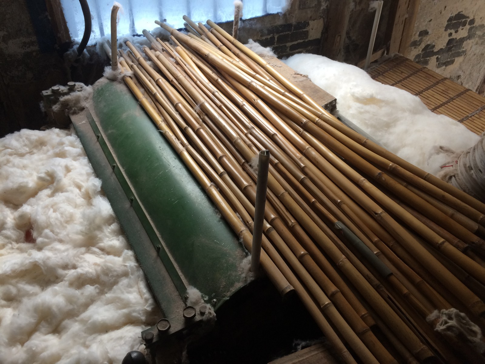 农民把新收的棉花加工做成棉被