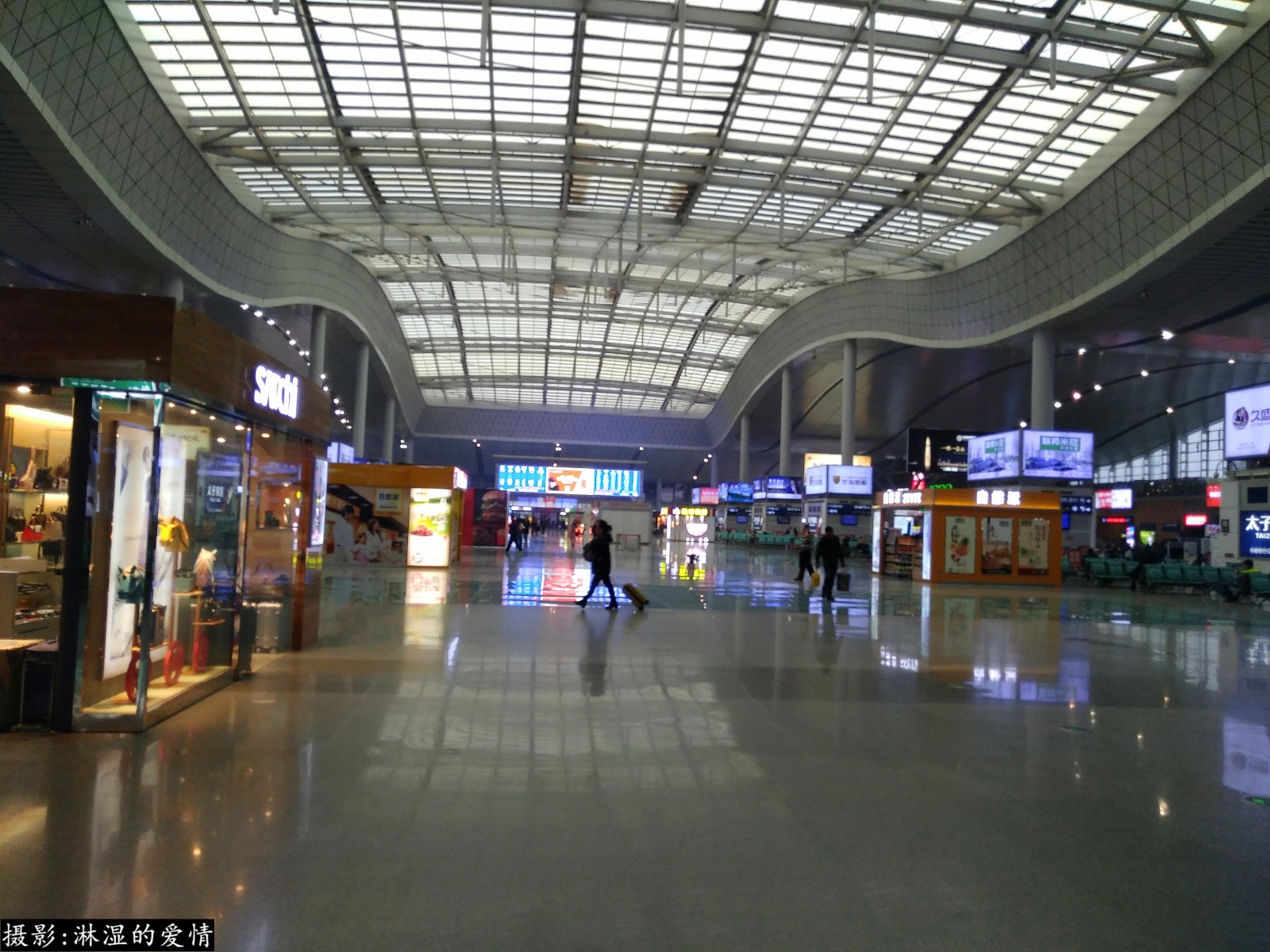 长沙南站高铁火车站候车室实拍早上8点已全是匆匆赶路的人