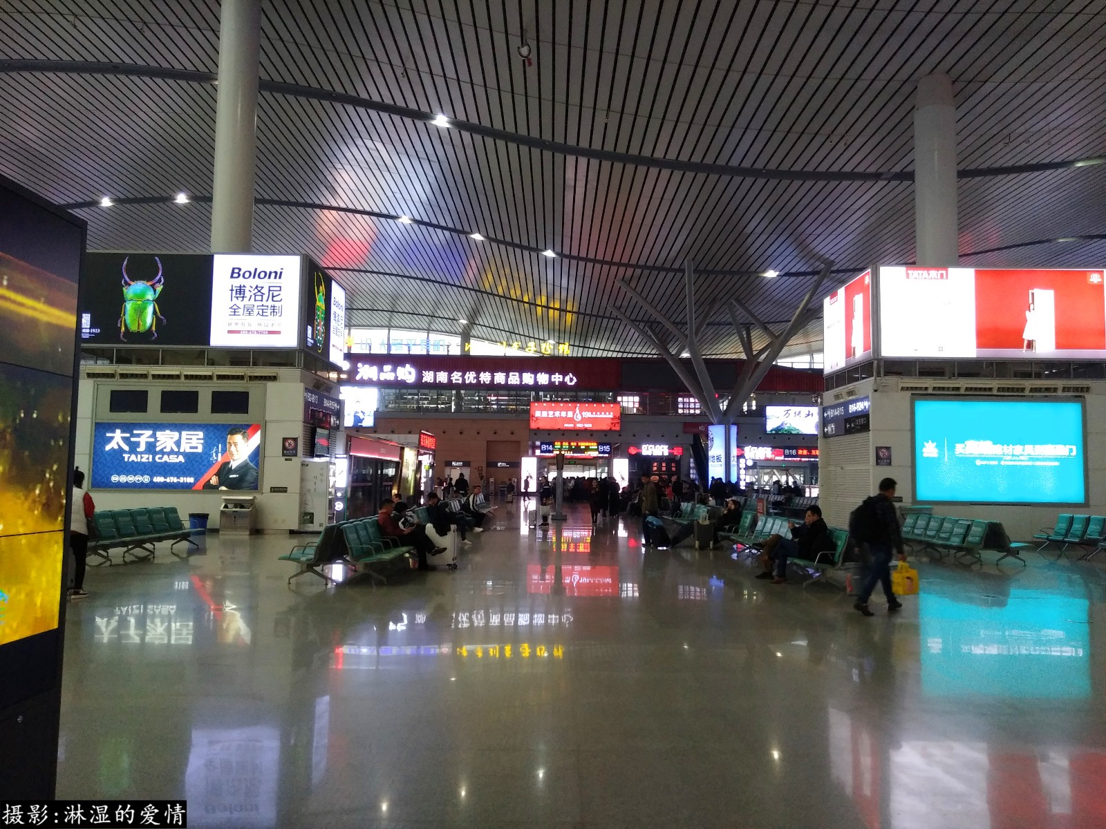 长沙南站高铁火车站候车室实拍早上8点已全是匆匆赶路的人