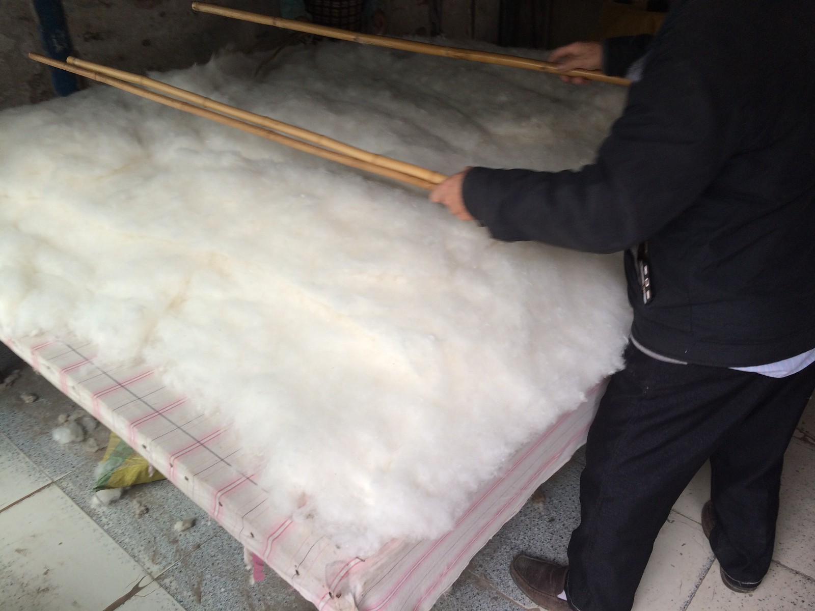 农民把新收的棉花加工做成棉被|棉花|棉被|机器_新浪网