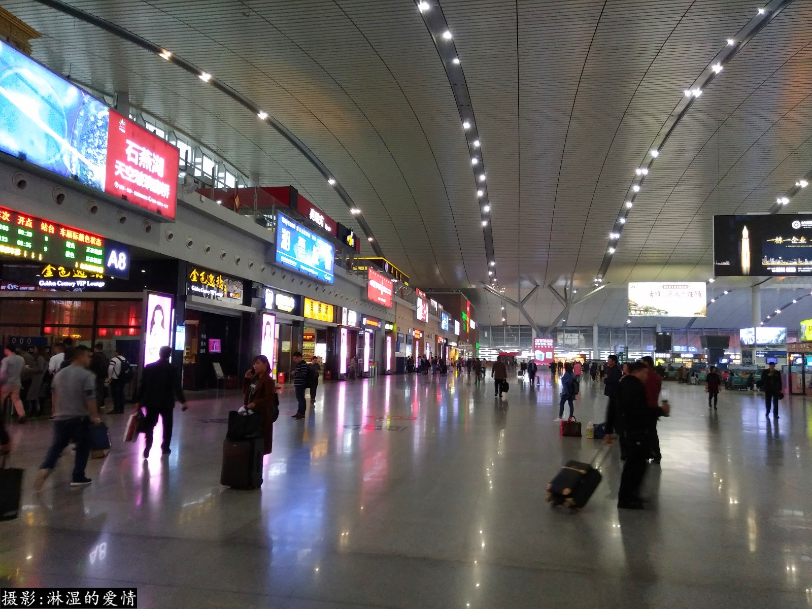 长沙南站高铁火车站候车室实拍早上8点已全是匆匆赶路的人