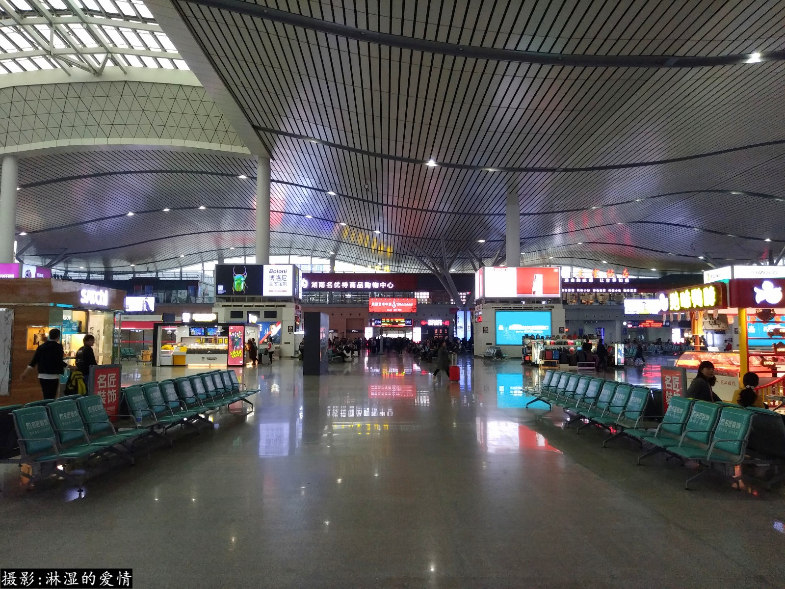 长沙南站(高铁火车站)候车室实拍:早上8点已全是匆匆赶路的人