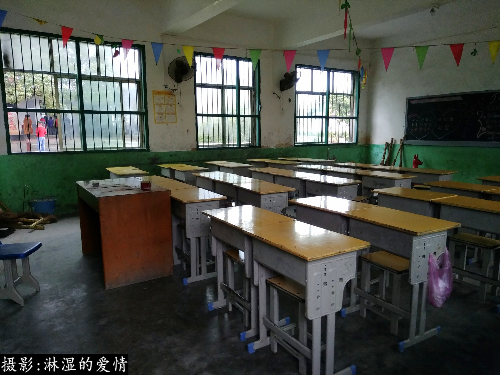 湖南农村某小学实拍,校园不大很整洁,有间教室城里的小学都没有|小学|实拍|校园|农村|教室_新浪新闻