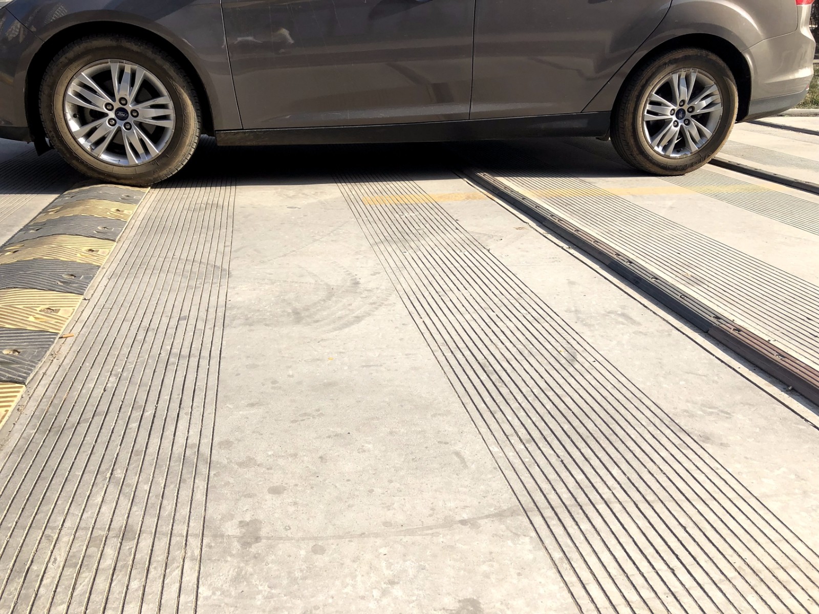 最强搓板路,150米铺41条减速带,最小距离仅一米