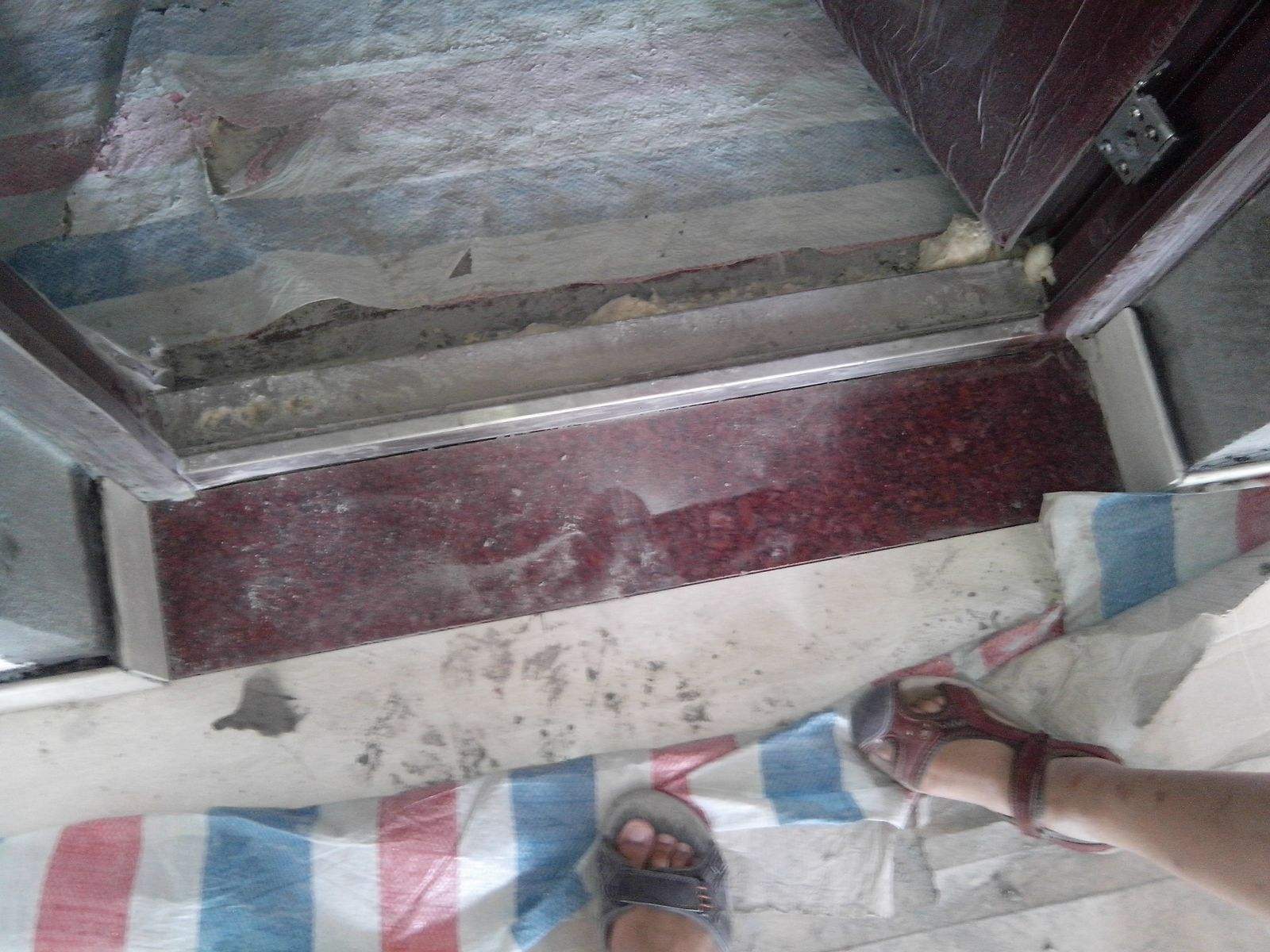 新房门槛石才装好,邻居过来直接砸,原来放漏了这个,立马重装