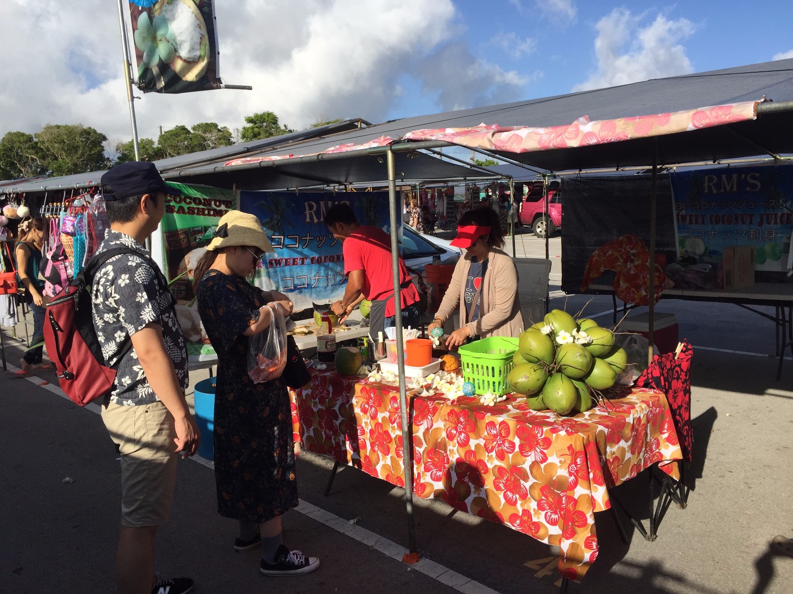在美国关岛跳蚤市场上撸串