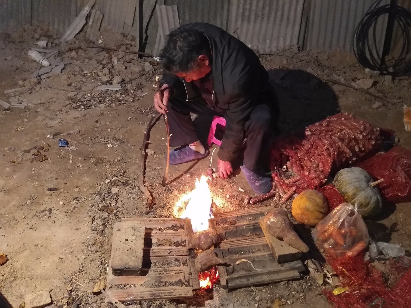 农村大叔别样方法烤红薯, 很多人质疑烤不熟, 结果如何呢?