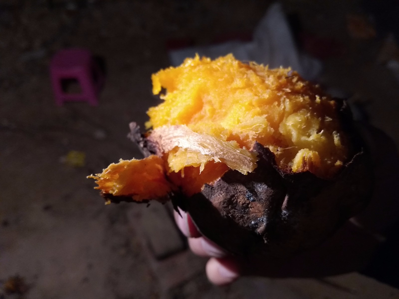 农村大叔别样方法烤红薯很多人质疑烤不熟结果如何呢