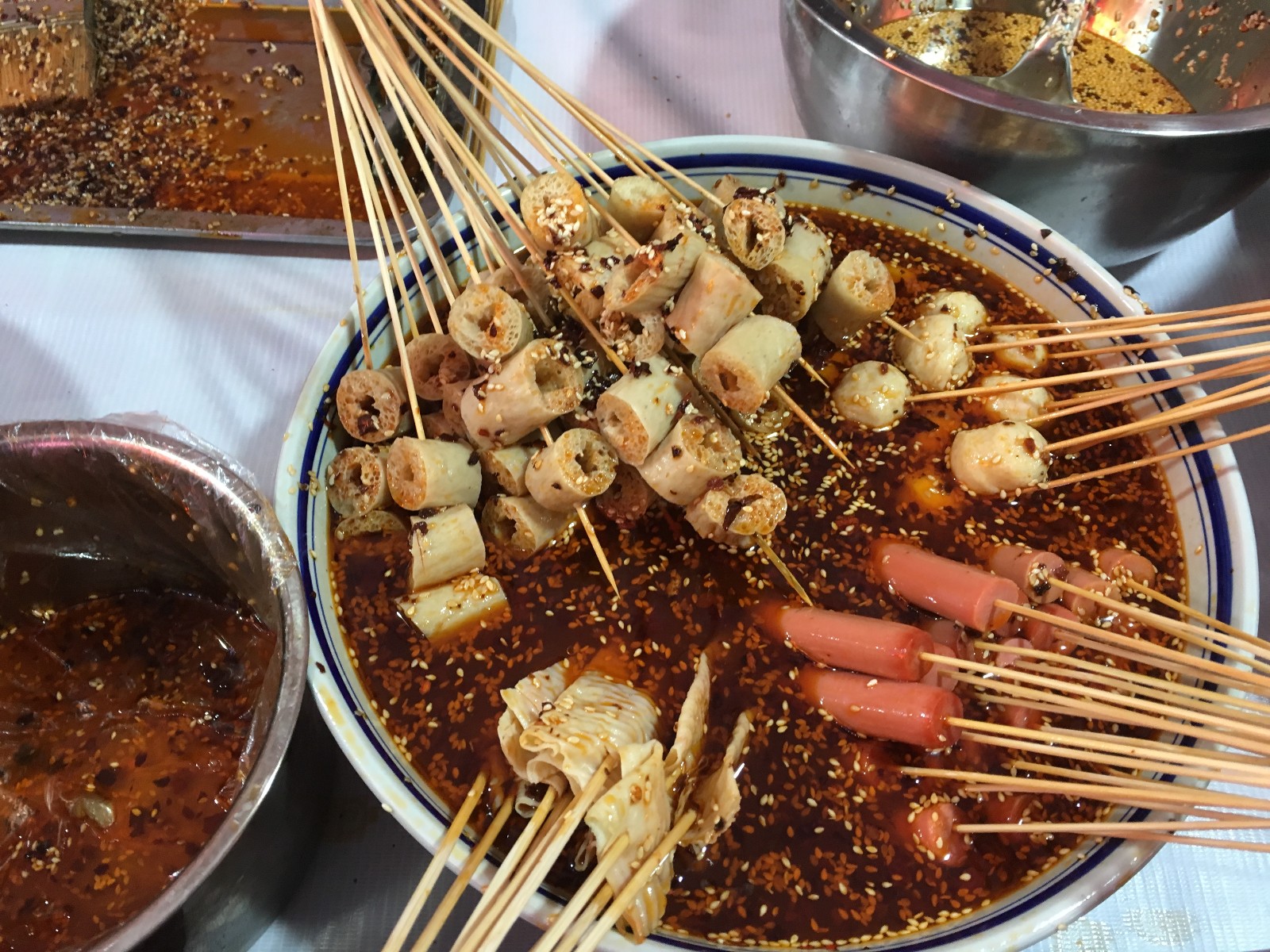 路边不起眼的小摊专卖"秘制麻辣串",10元3串生意好到让人眼红