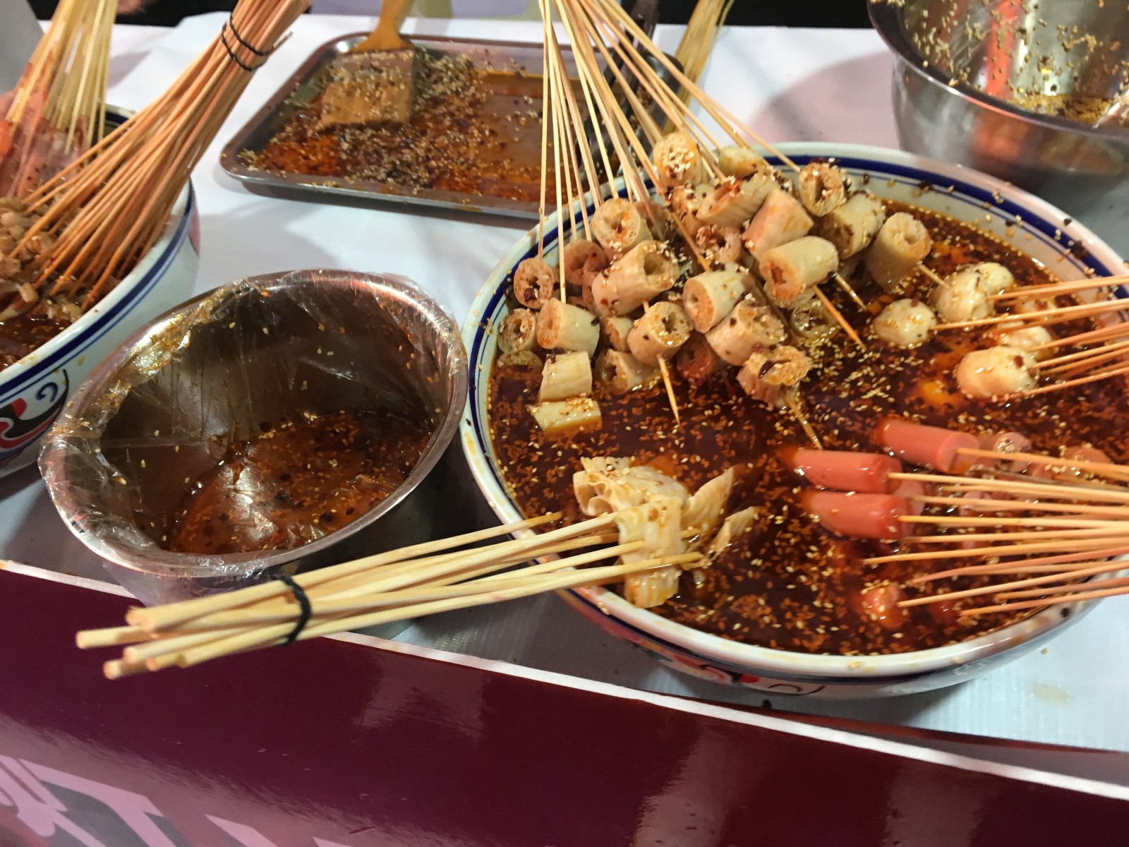 路边不起眼的小摊专卖"秘制麻辣串",10元3串生意好到让人眼红