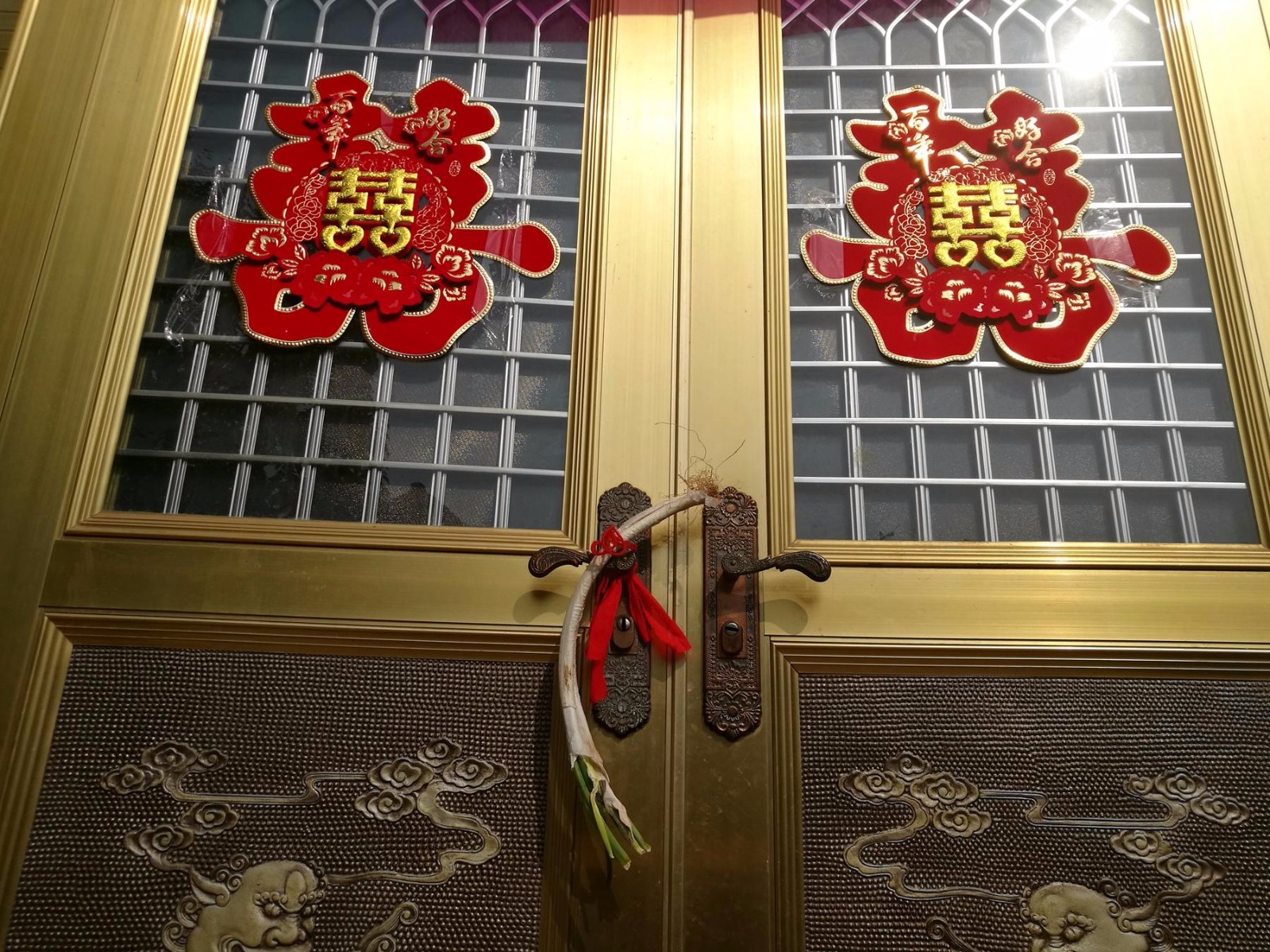 农村奇葩结婚习俗让人笑喷,婚房门口要插两根双胞胎大葱