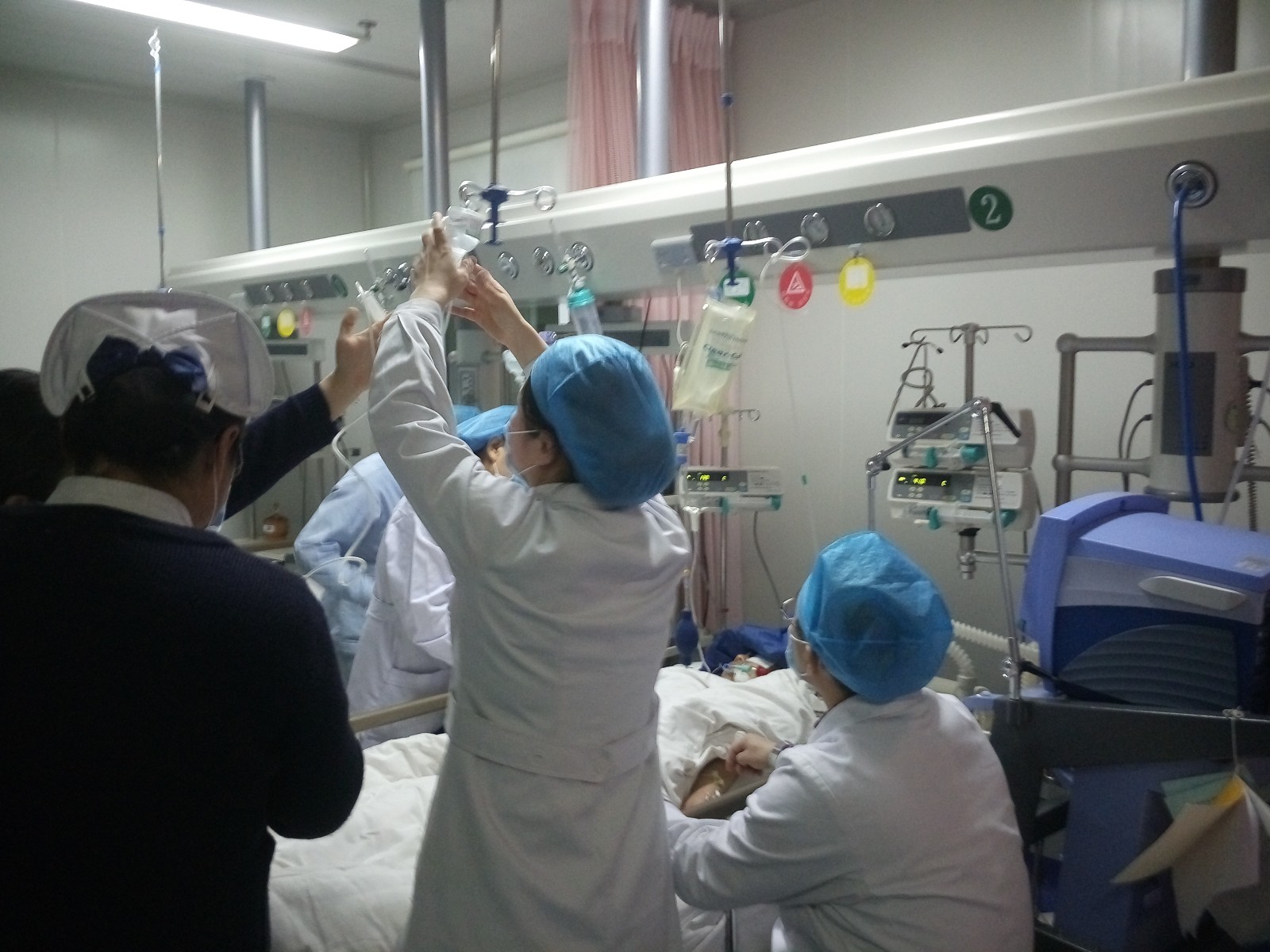 43岁女医生岗位上心脏骤停八旬老父母被搀进重症室见最后一面