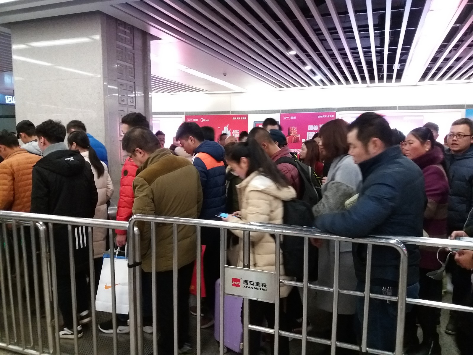 西安地铁迎节前客流高峰旅客排队肩挨肩