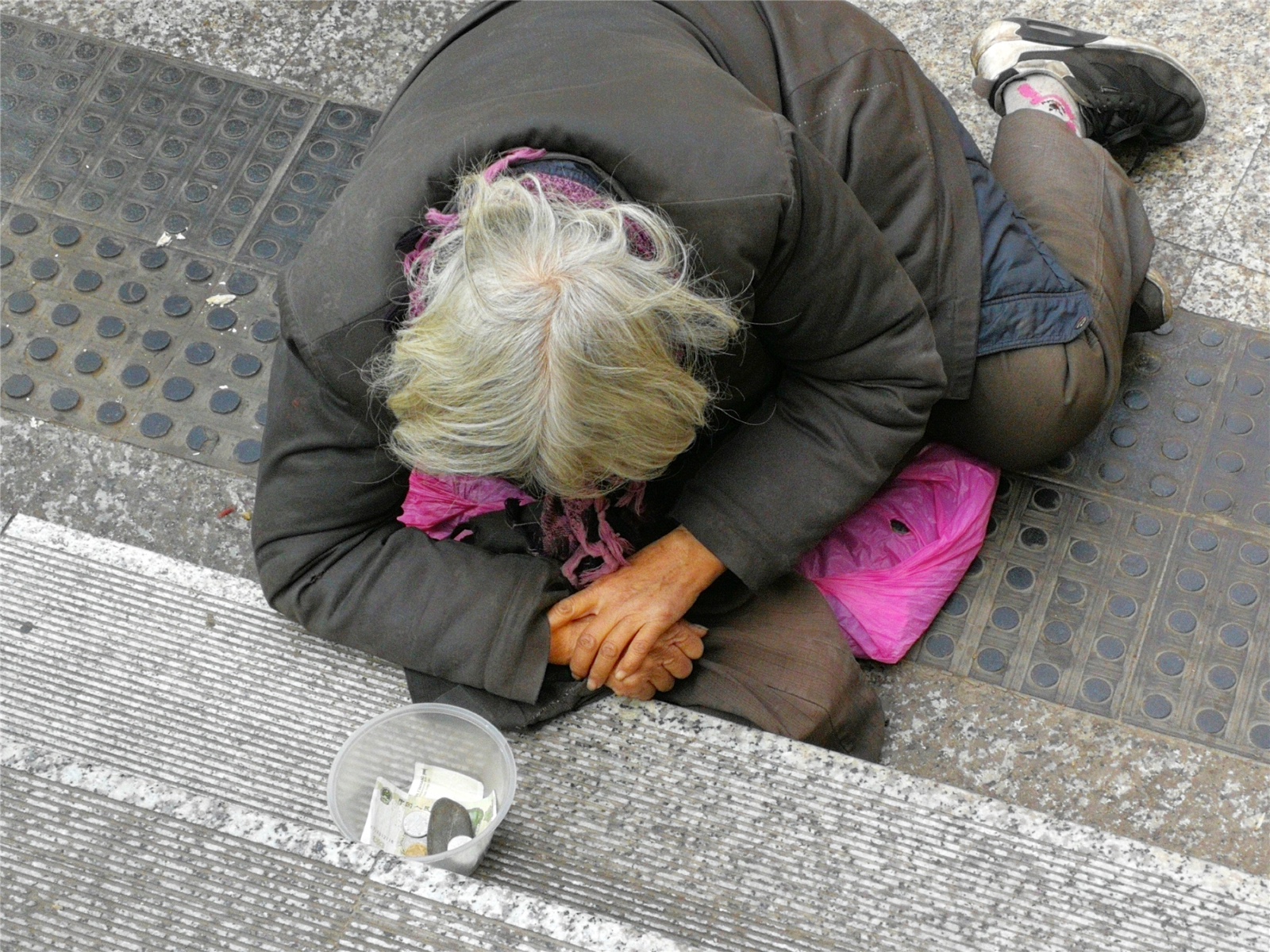 老人常年跪地乞讨路人绕行 大家称"不值得捐钱"