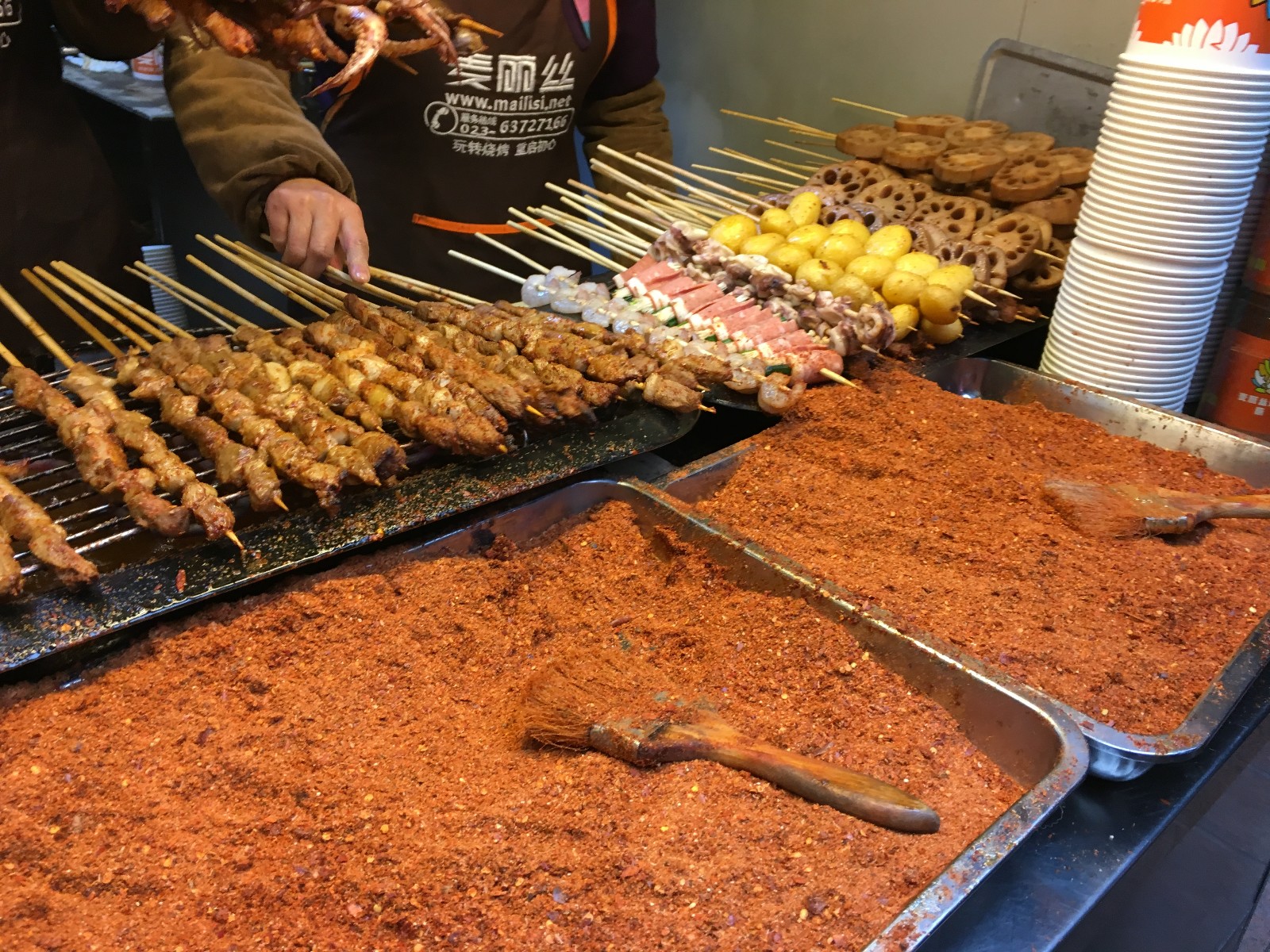 路边摊卖"特色烤串",价格不便宜却卖得很好,三大盆辣椒不够用