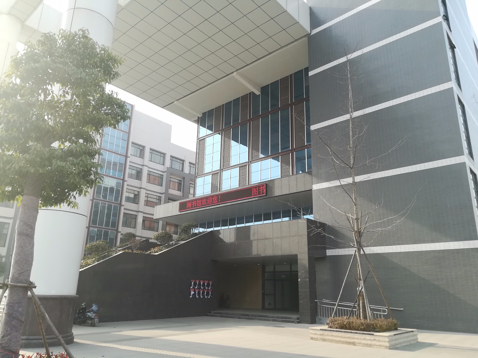 河南广播电视大学,顾名思义,是一所远程教育为主的大学,被称为电大,想