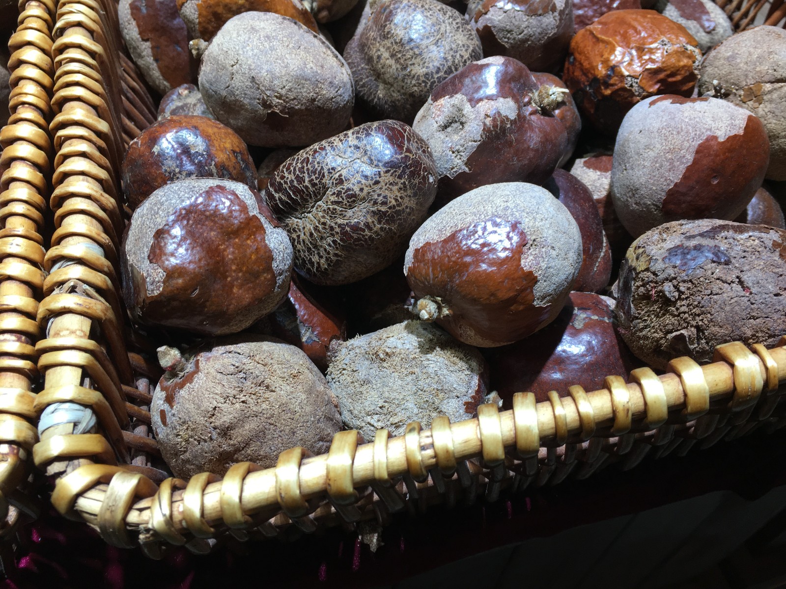 男子当街摆摊售卖释迦菩提果单价48元一个你愿意购买吗