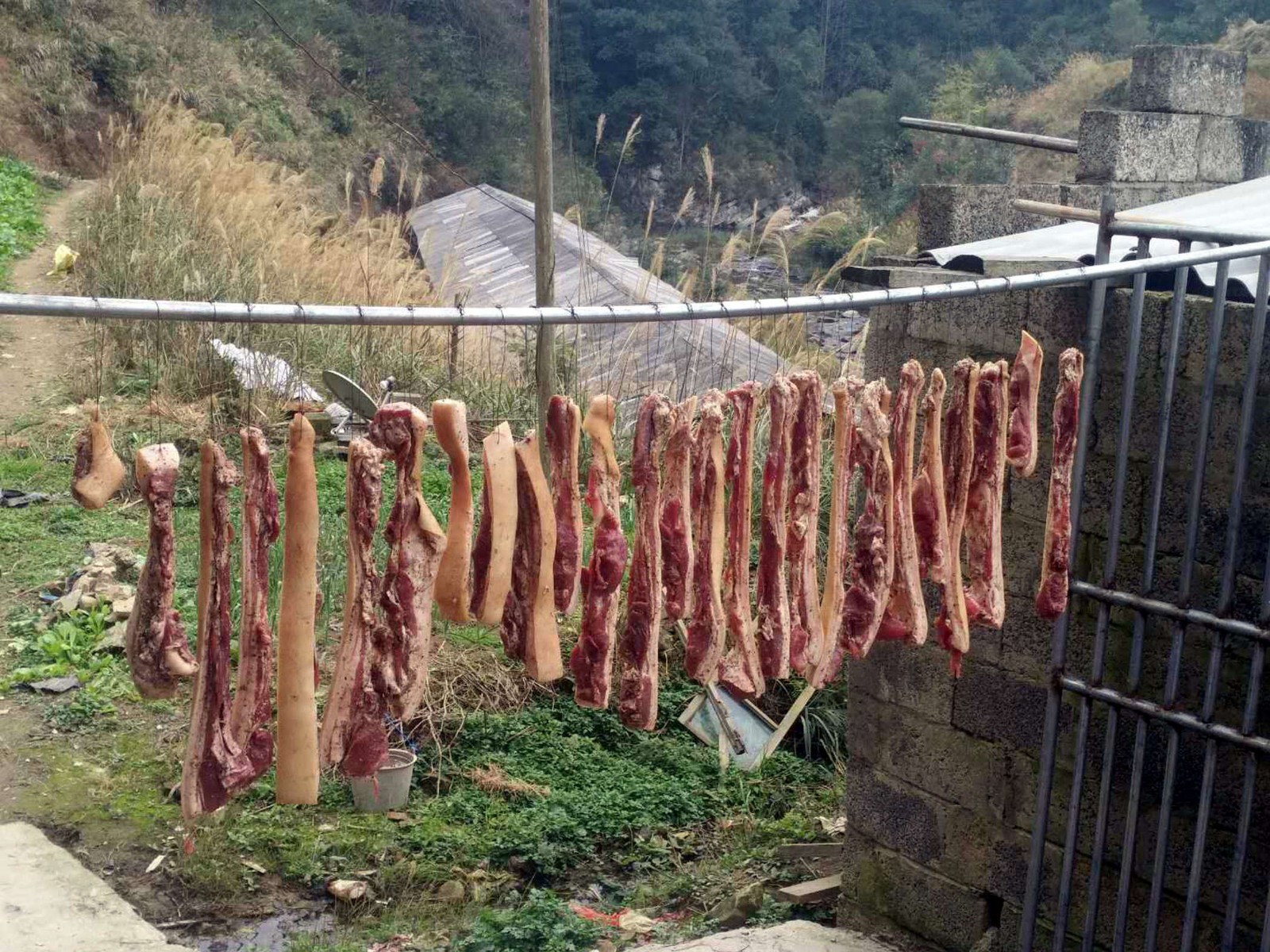 农村正宗腊肉是用柴火熏出来的你敢吃吗很多人不知道的