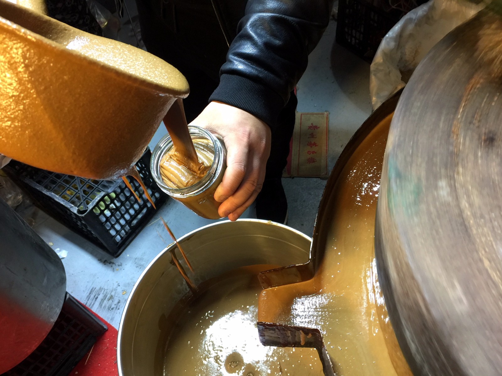 男子用石头磨做出传统香味,记忆味道受欢迎最多日入万元|芝麻酱|石头