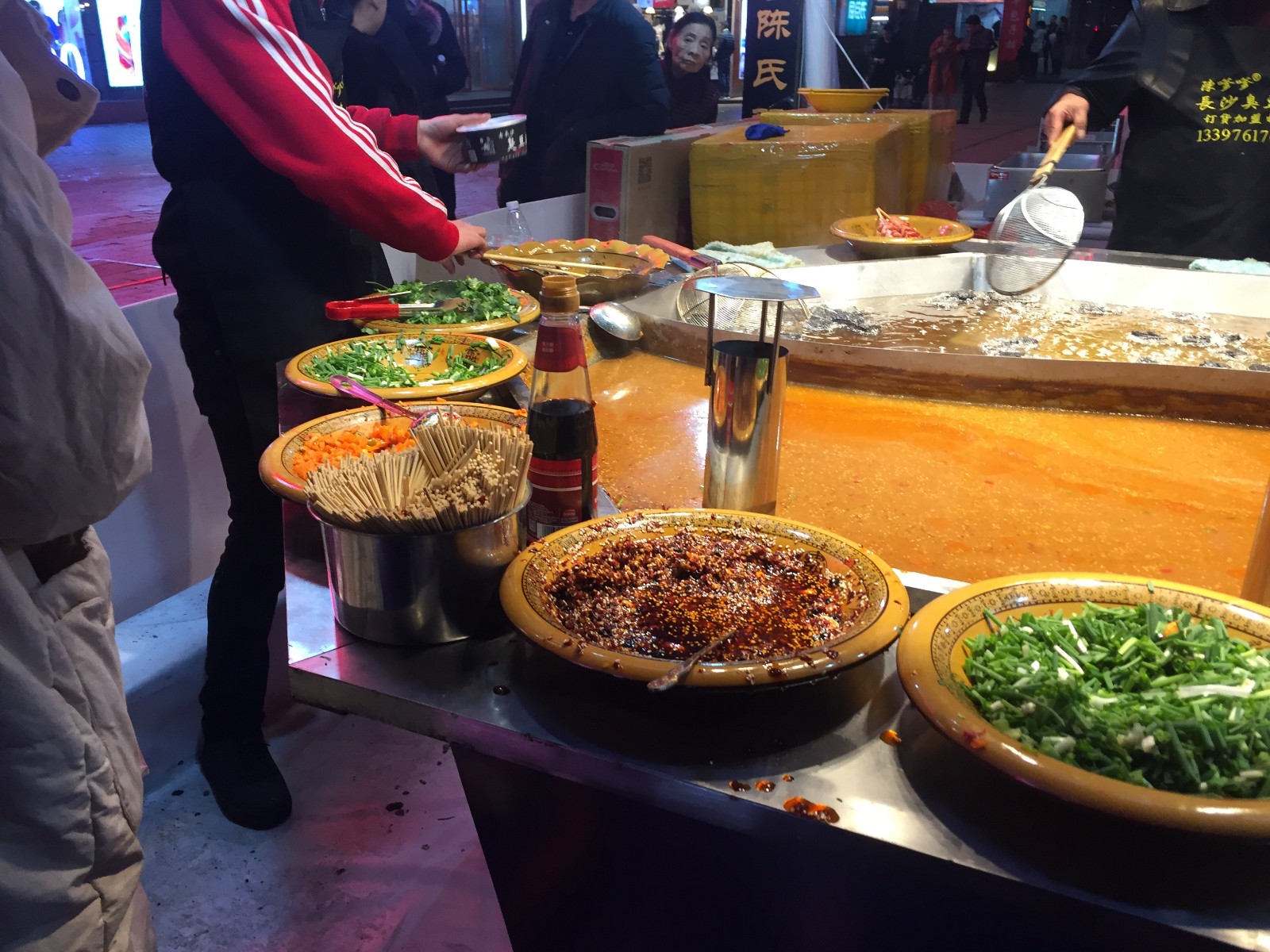 活动现场有一口很大的"八卦锅",一边是油,一边是辣汤,给人造成了很大