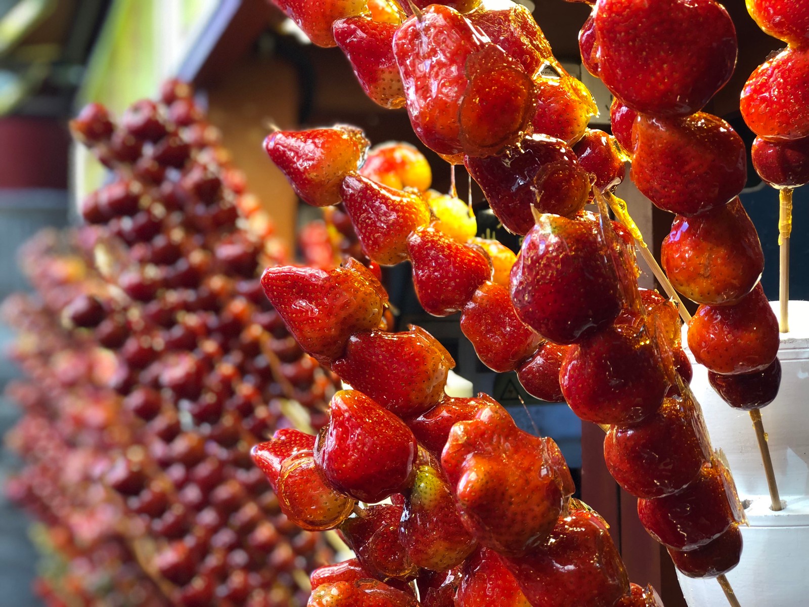 去王府井小吃街品尝美食是到北京旅游游客必去的一站,在这里百余个