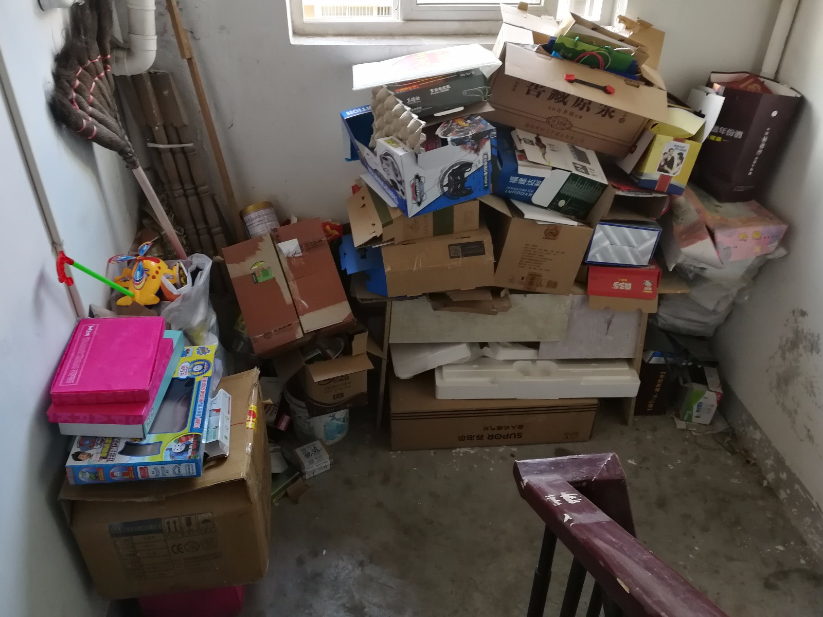 小区楼道堆满杂物 业主回家很受伤