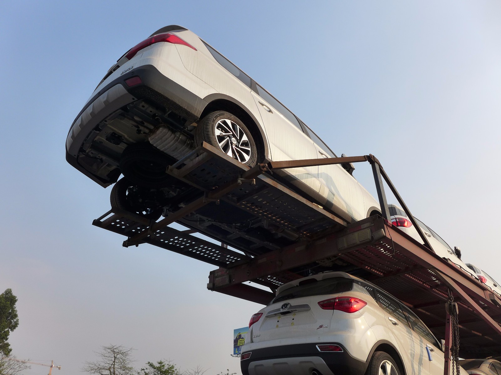 轿运车严重超长并存安全隐患被查处