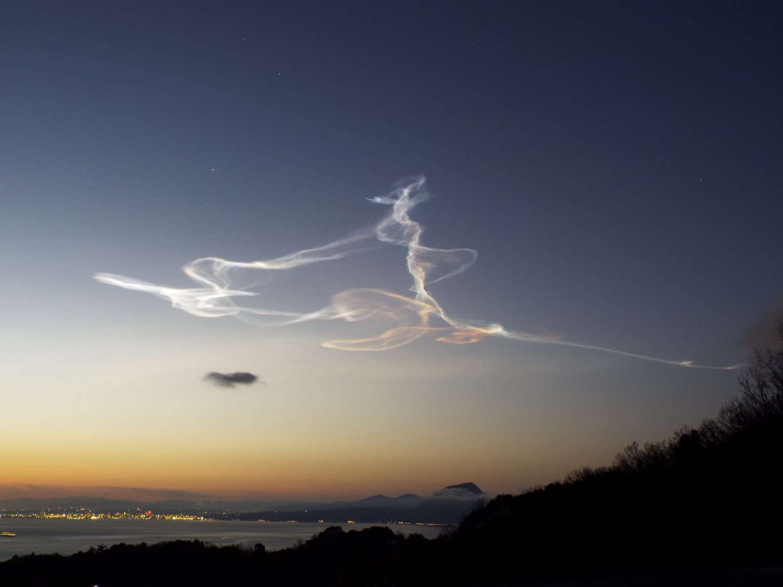 灾难先兆?日本出现五彩"夜光云"似神仙抽烟