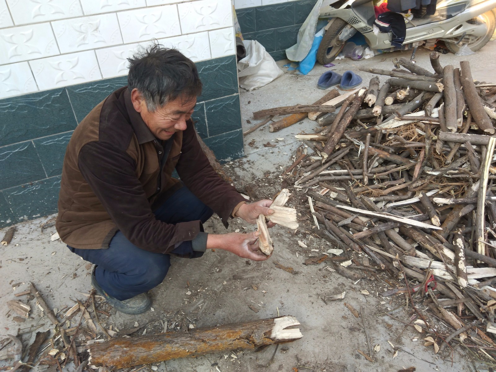 河南一农村大叔秀绝技,只要腿脚功夫高,劈柴何须用斧刀