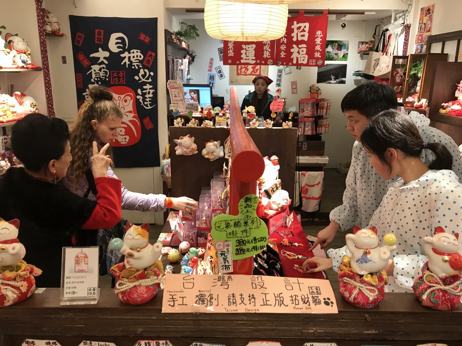 这家小店拥有上千只招财猫，由黑色小猫店长“看守”收银台