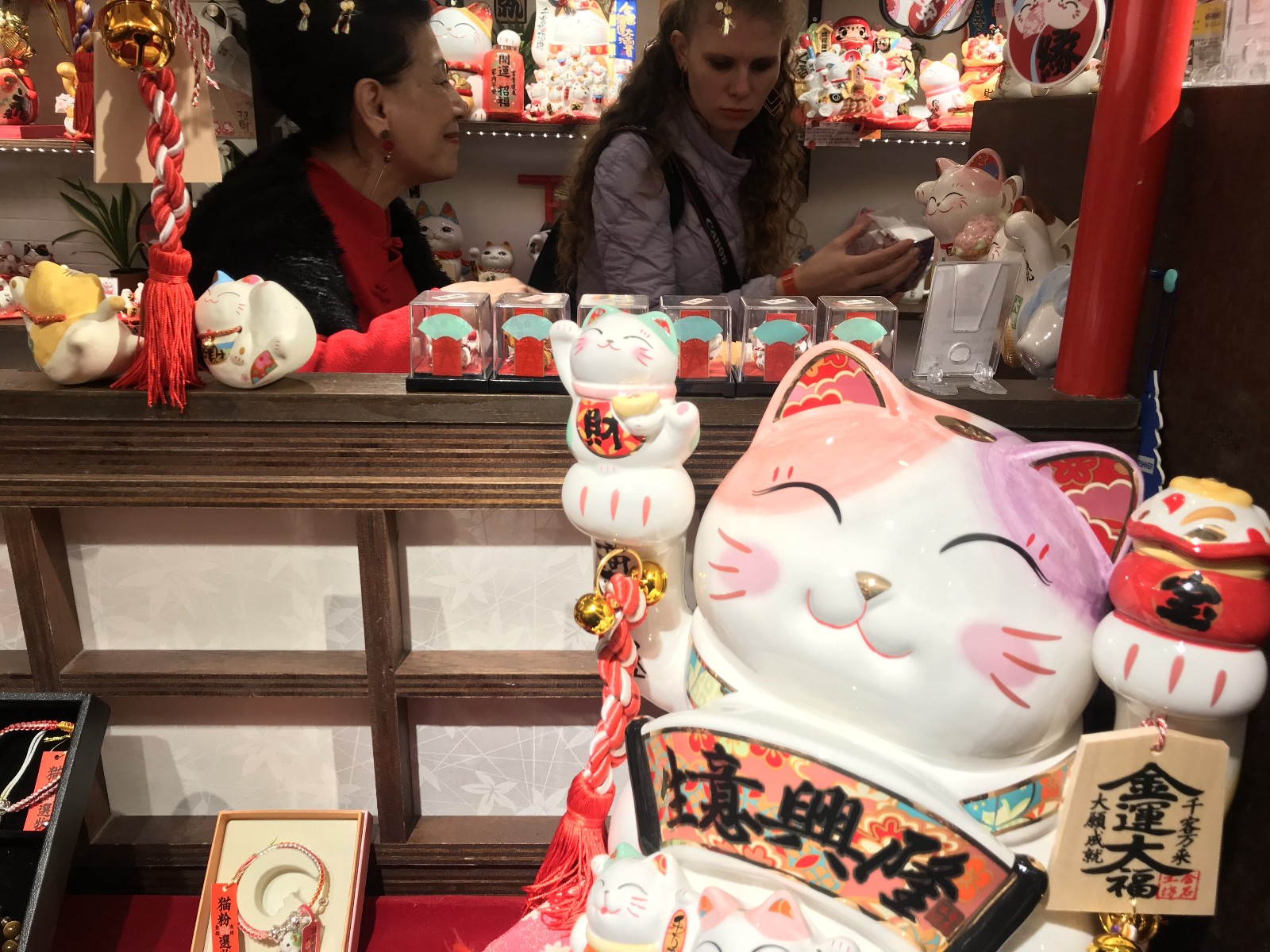 这家小店拥有上千只招财猫，由黑色小猫店长“看守”收银台