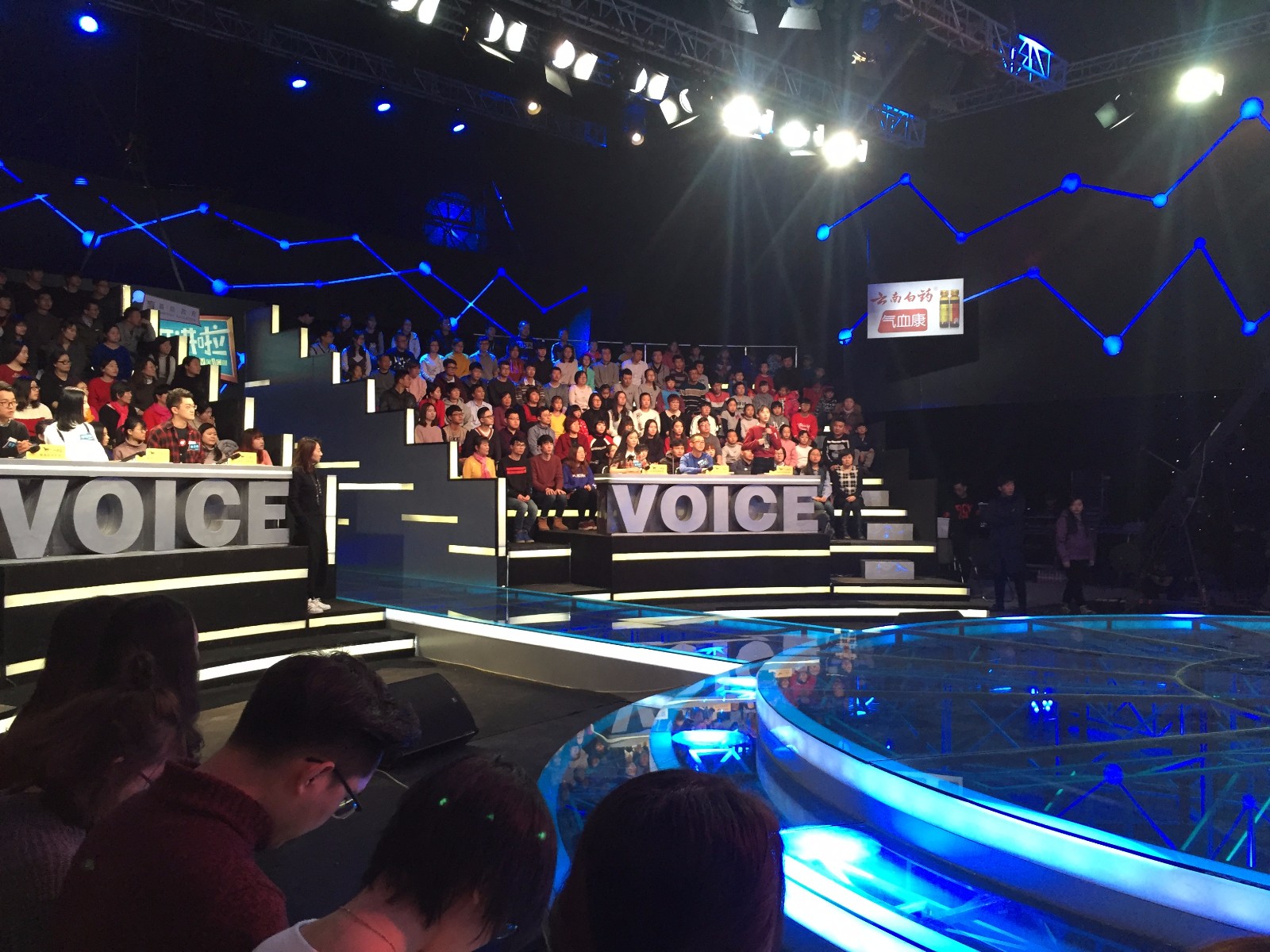 在开讲啦的舞台上,梅宏校长首先带领大家一起回顾了大数据的产生和