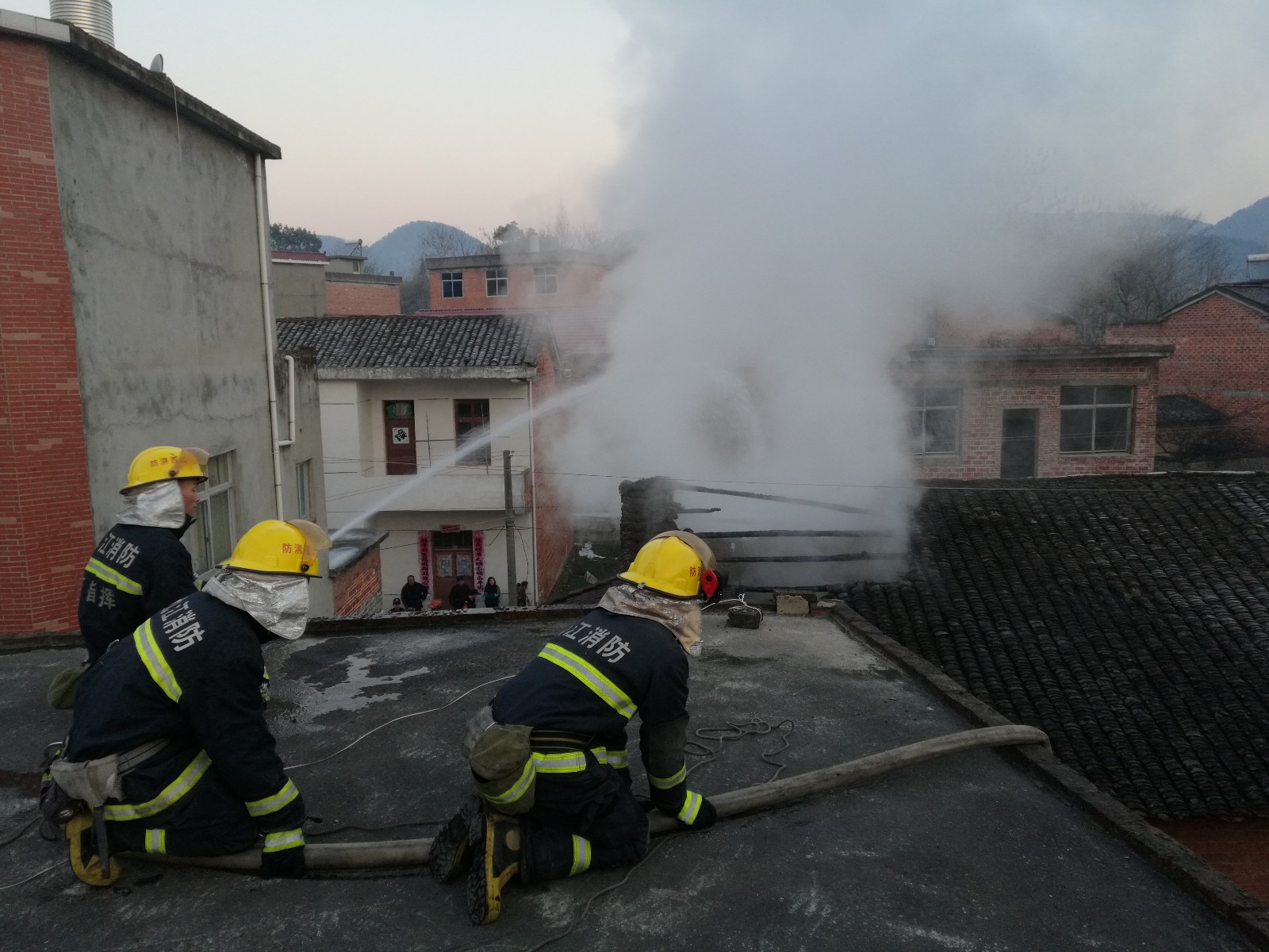 今日凌晨5时48分,瑞昌市消防大队值班室内报警电话骤响,夏畈