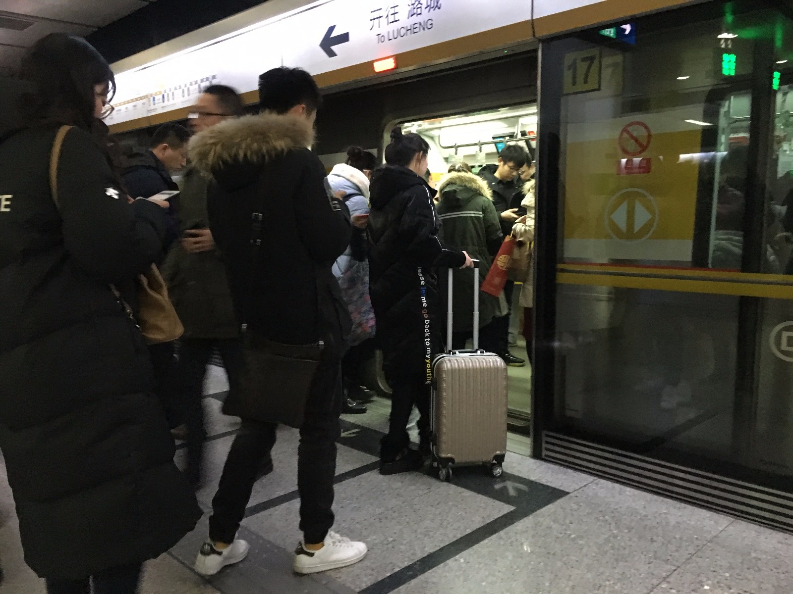 春运开启离京潮 北京地铁上每人一个行李箱