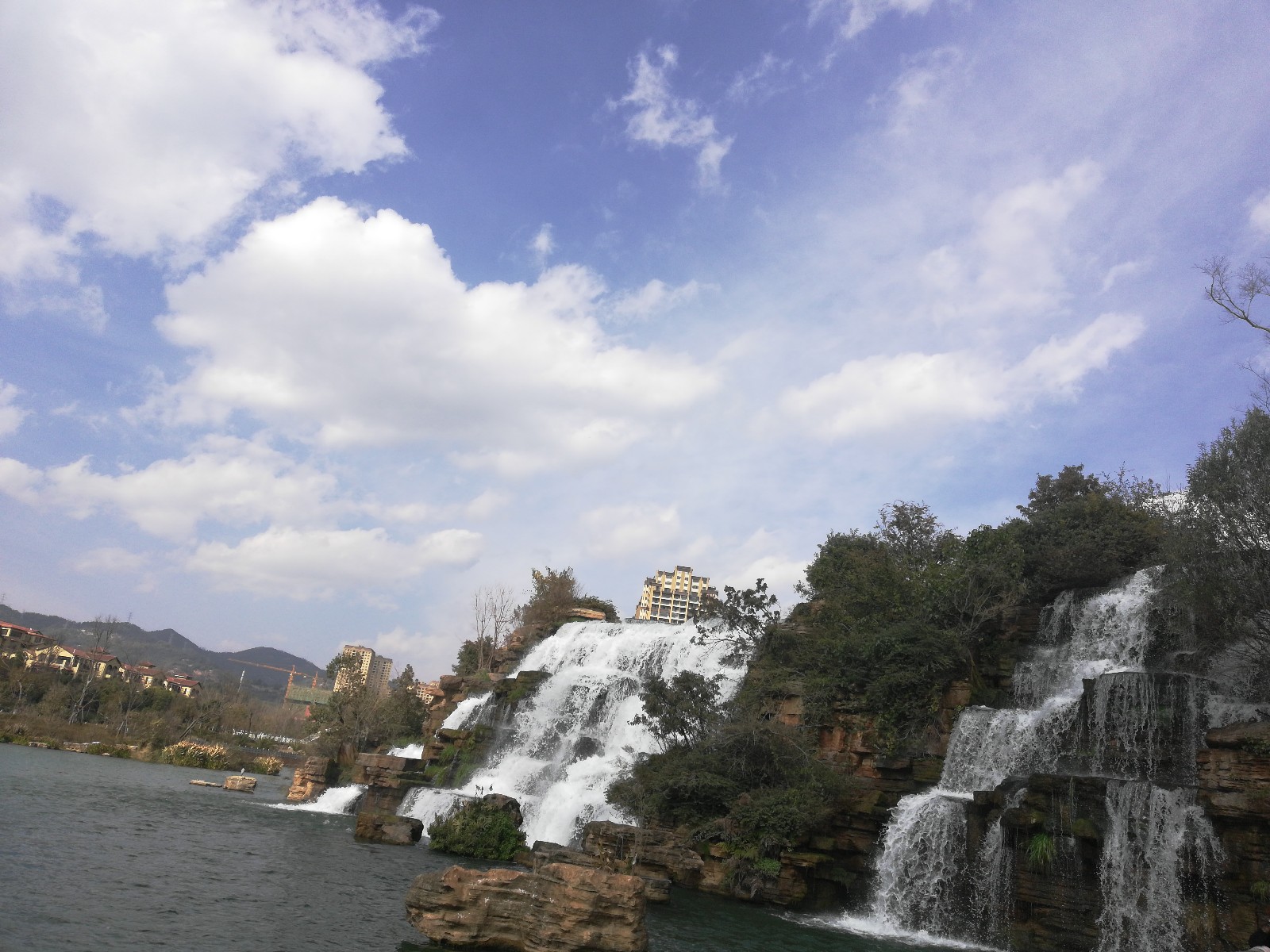 云南昆明湖瀑布公园瀑布图片|昆明湖|瀑布|瀑布公园_新浪新闻